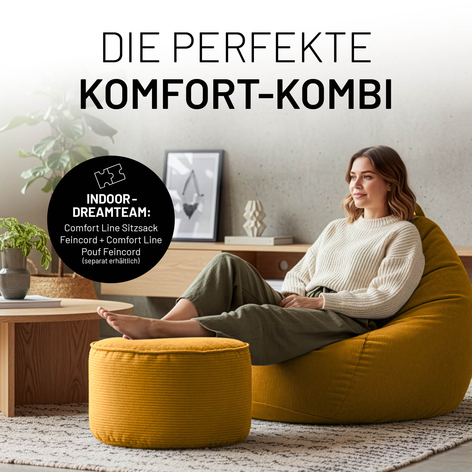 Frau entspannt auf senfgelben Feincord-Sitzsack mit passendem Pouf im Wohnzimmer. Kombination aus Comfort Line Sitzsack und Pouf als Indoor-Komfortlösung.