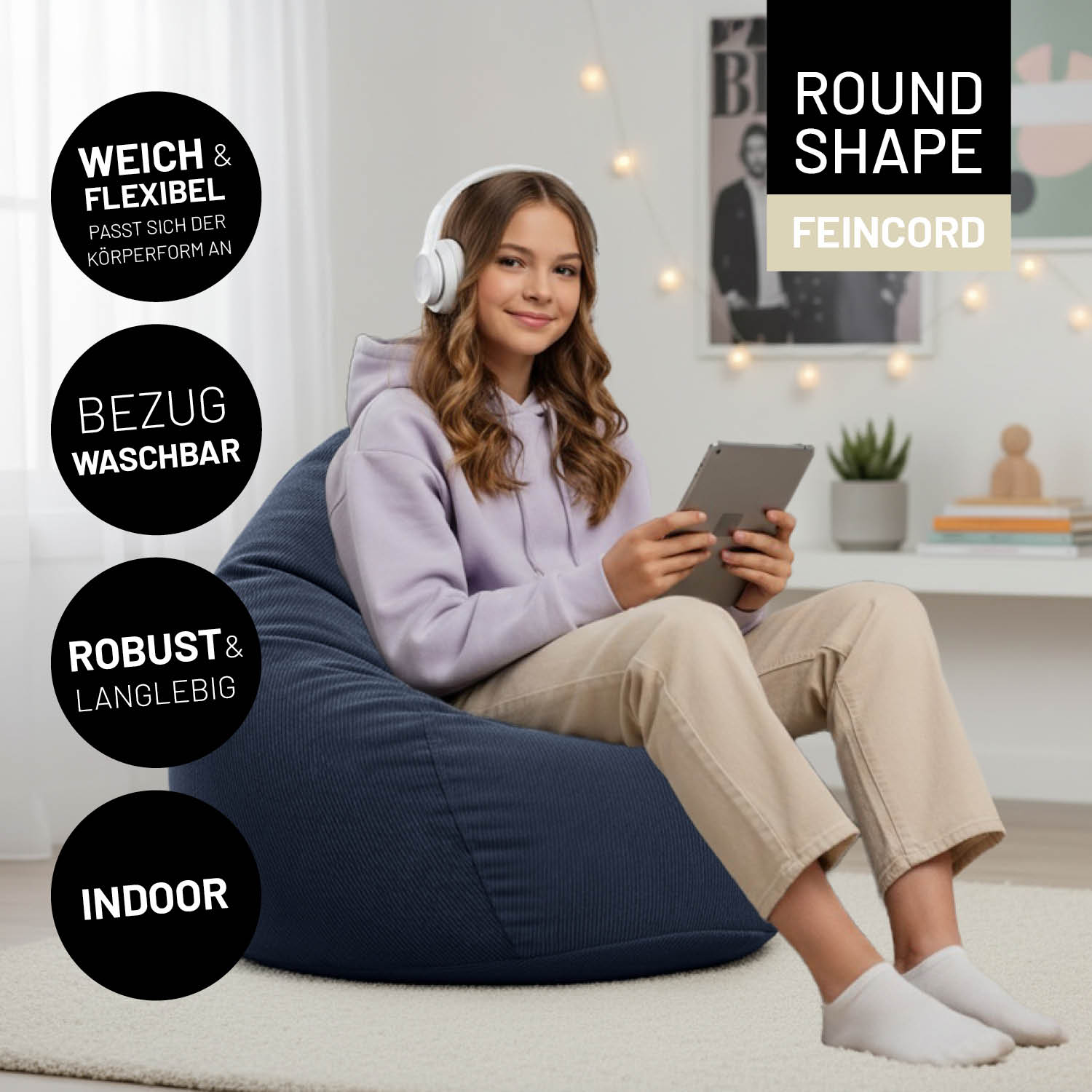 Jugendliche sitzt auf rundem Feincord-Sitzsack mit Tablet und Kopfhörern. Hinweise zu "weich & flexibel", "waschbarem Bezug", "robust & langlebig" und "Indoor-Nutzung".