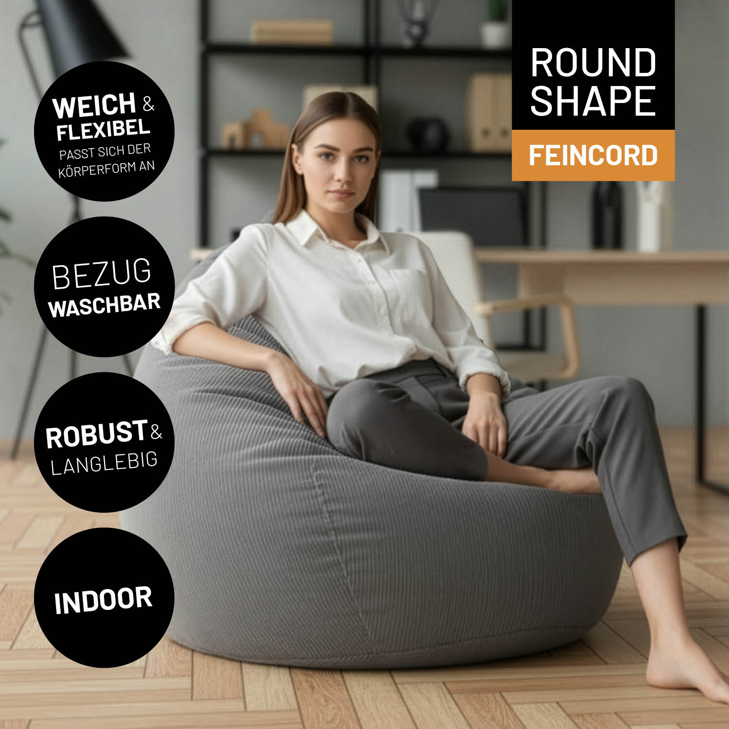 Frau sitzt auf rundem Feincord-Sitzsack im Wohnraum. Hinweise zu "weich & flexibel", "waschbarem Bezug", "robuster Qualität" und "Nutzung im Indoor-Bereich".