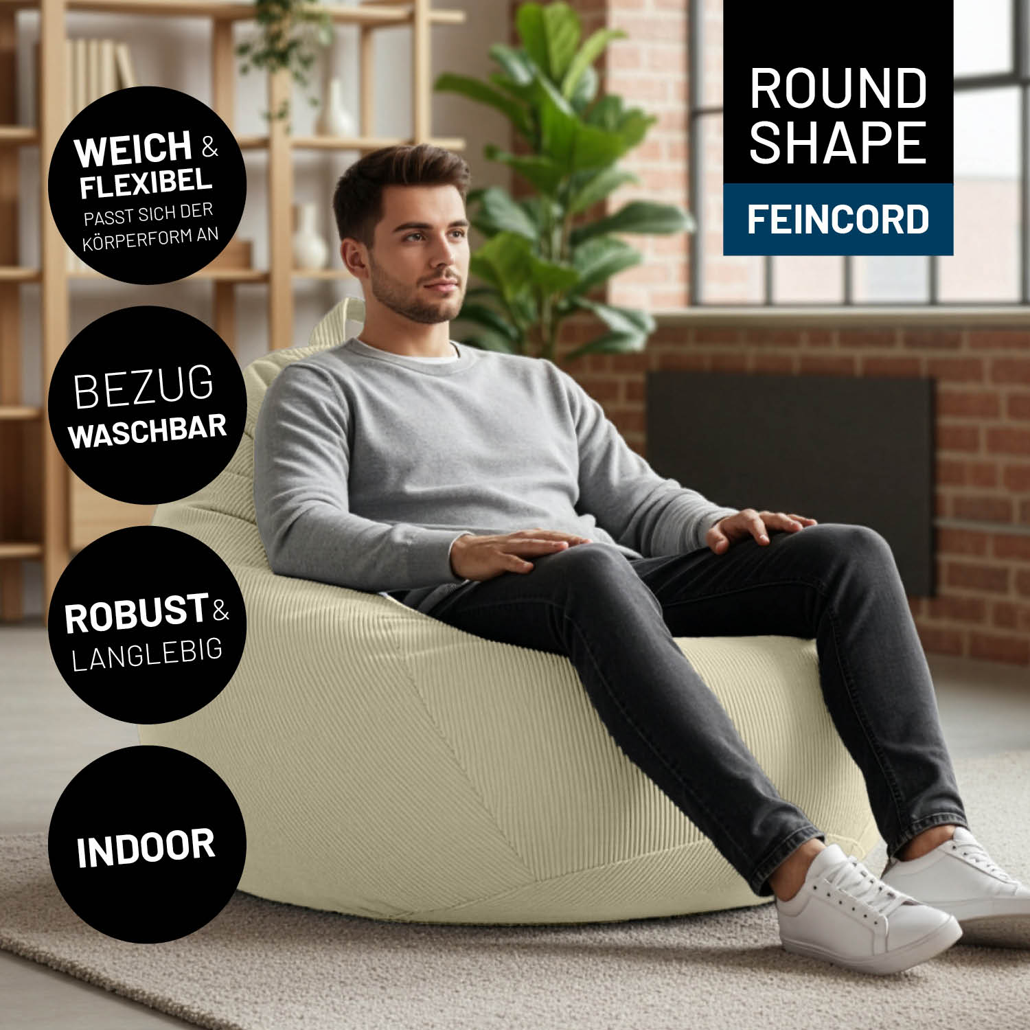 Mann sitzt auf rundem Feincord-Sitzsack im Wohnraum. Hinweise zu "weich & flexibel", "waschbarem Bezug", "robuster Verarbeitung" und "Indoor-Nutzung".