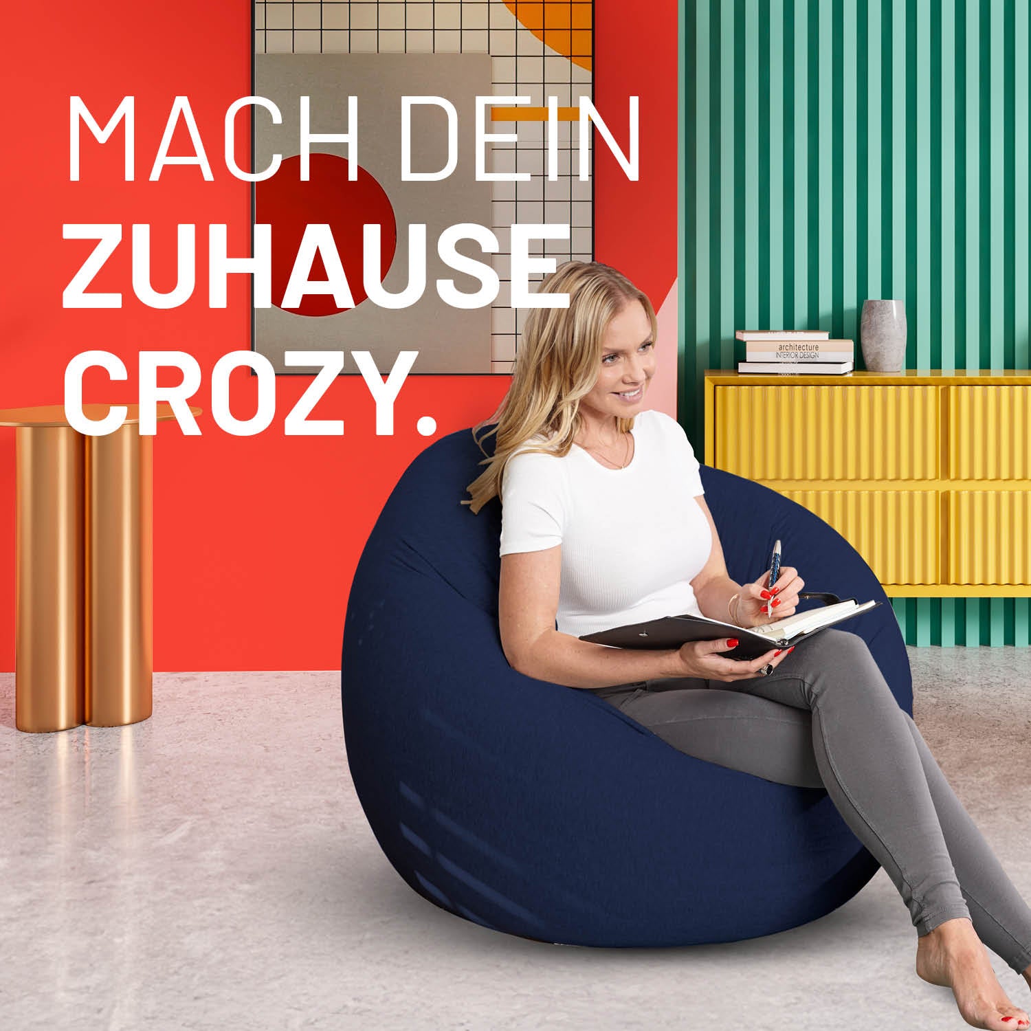 Eine Frau mit Notizblock sitzt im flexiblen Sitzsack in einem modernen bunten Wohnzimmer - Mache dein Zuhause Crozy.