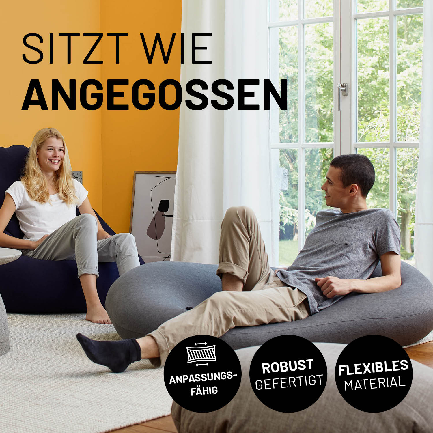 Frau und Mann sitzen auf den Flexi Comfort Sitzsäcken. Icons "Anpassungsfähig", "Robust gefertigt" und "Flexibles Material".