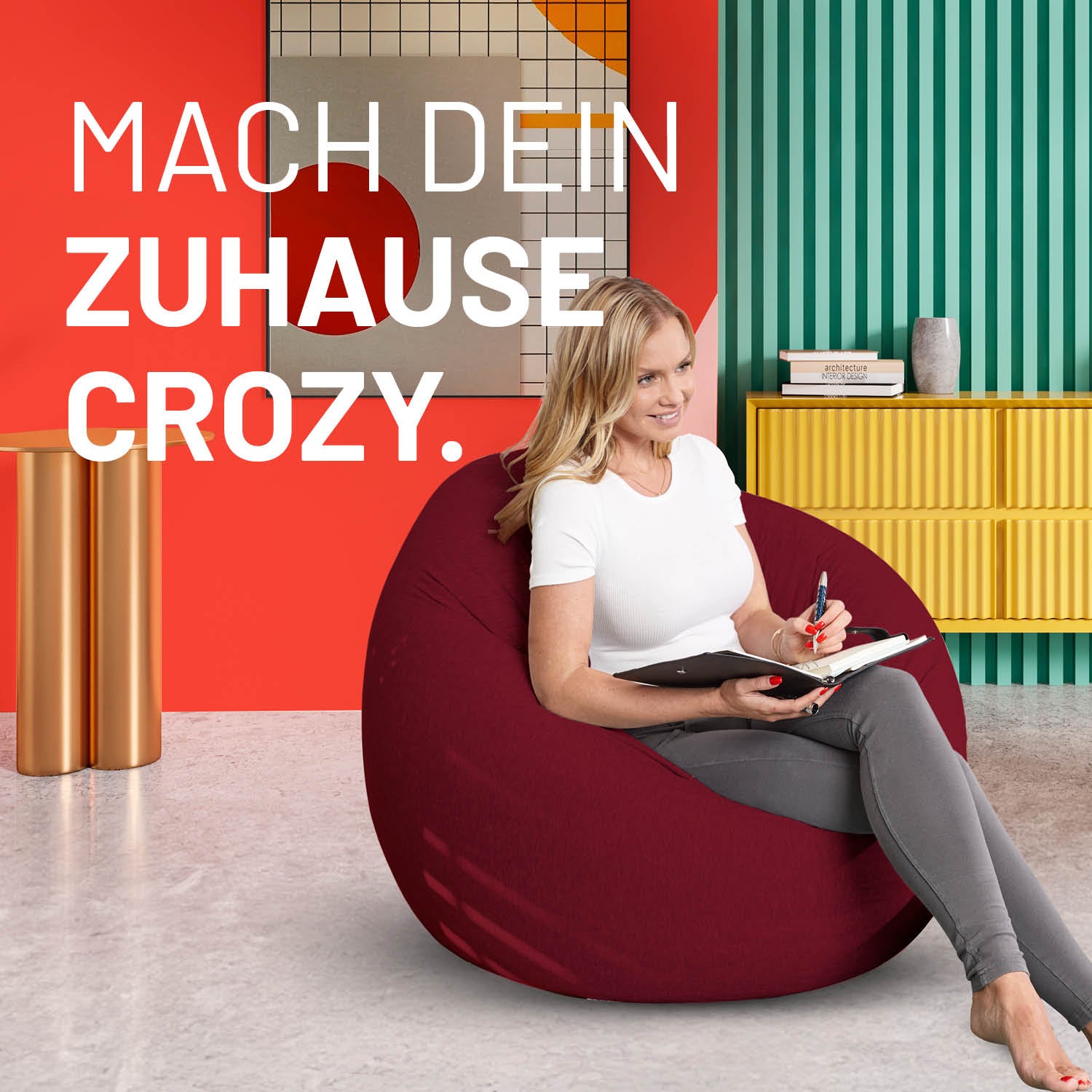 Eine Frau mit Notizblock sitzt im flexiblen Sitzsack in einem modernen bunten Wohnzimmer - Mache dein Zuhause Crozy.