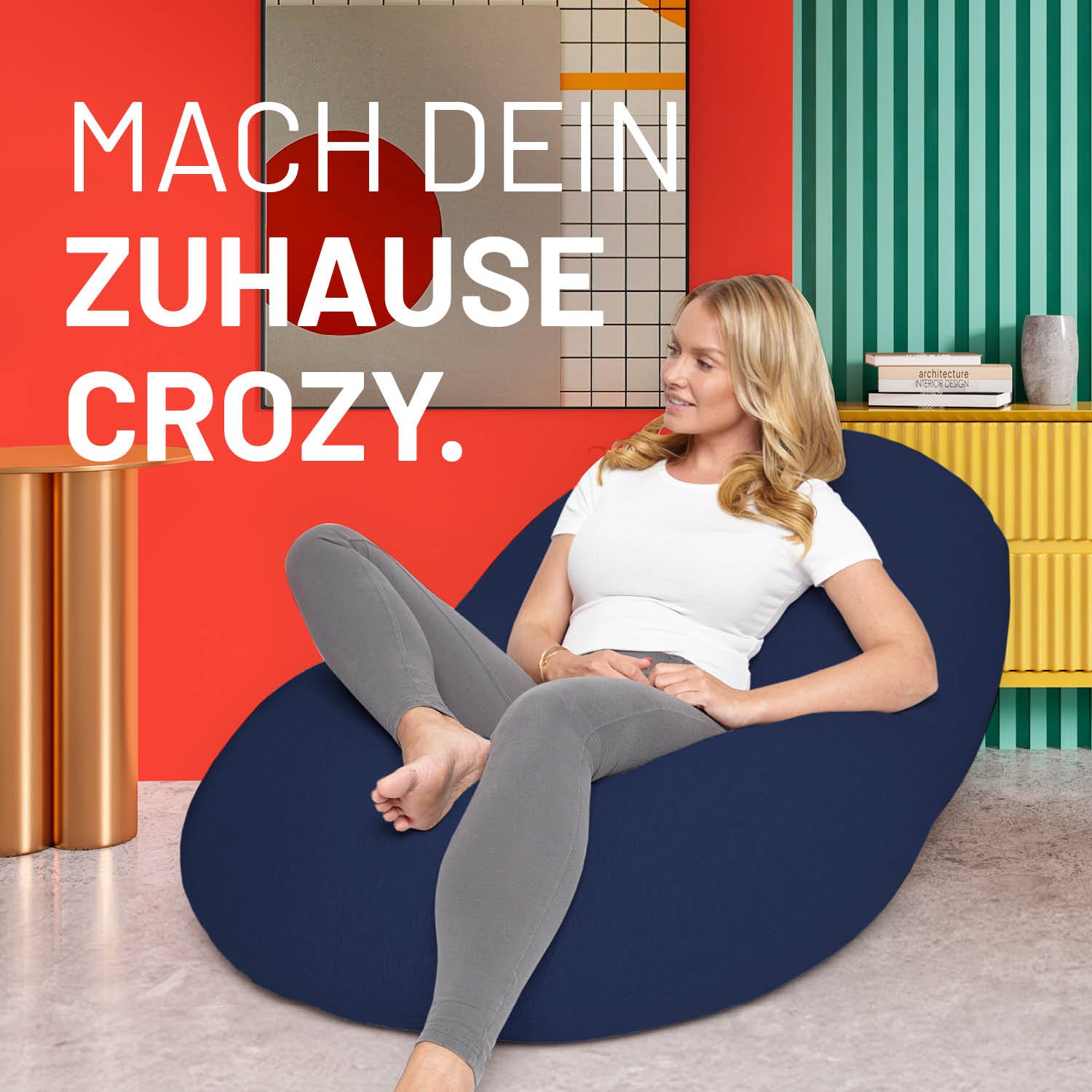 Eine Frau sitzt im flexiblen Sitzsack in einem modernen bunten Wohnzimmer - Mache dein Zuhause Crozy.