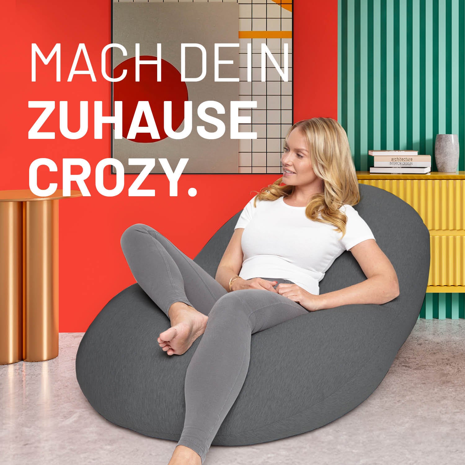 Eine Frau sitzt im flexiblen Sitzsack in einem modernen bunten Wohnzimmer - Mache dein Zuhause Crozy.