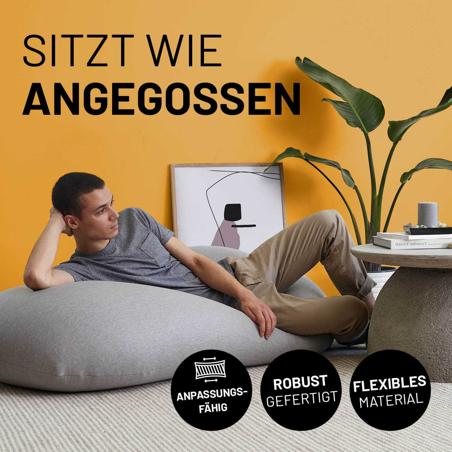 Ein Mann liegt auf dem Flexi Comfort Sitzsackn. Icons "Anpassungsfähig", "Robust gefertigt" und "Flexibles Material".
