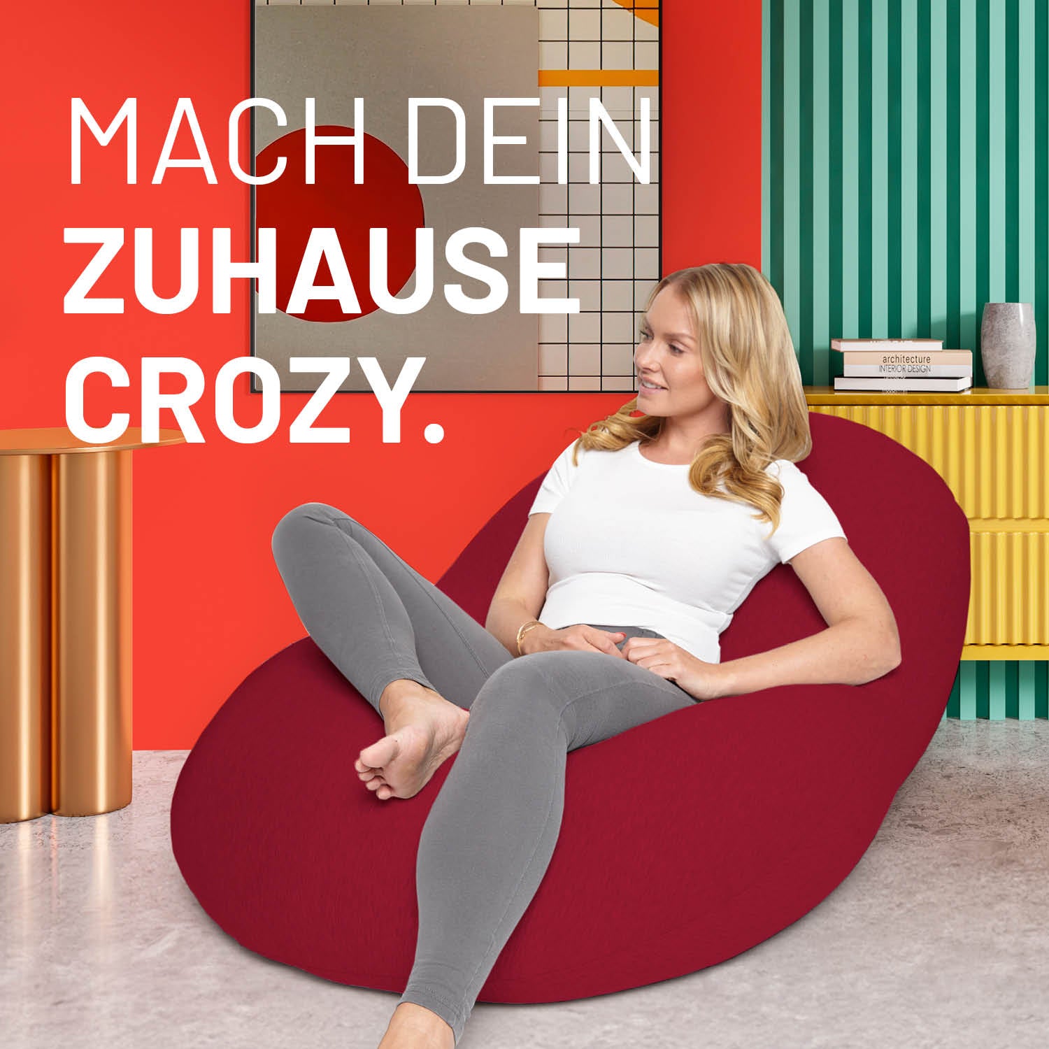 Eine Frau sitzt im flexiblen roten Sitzsack in einem modernen bunten Wohnzimmer - Mache dein Zuhause Crozy.