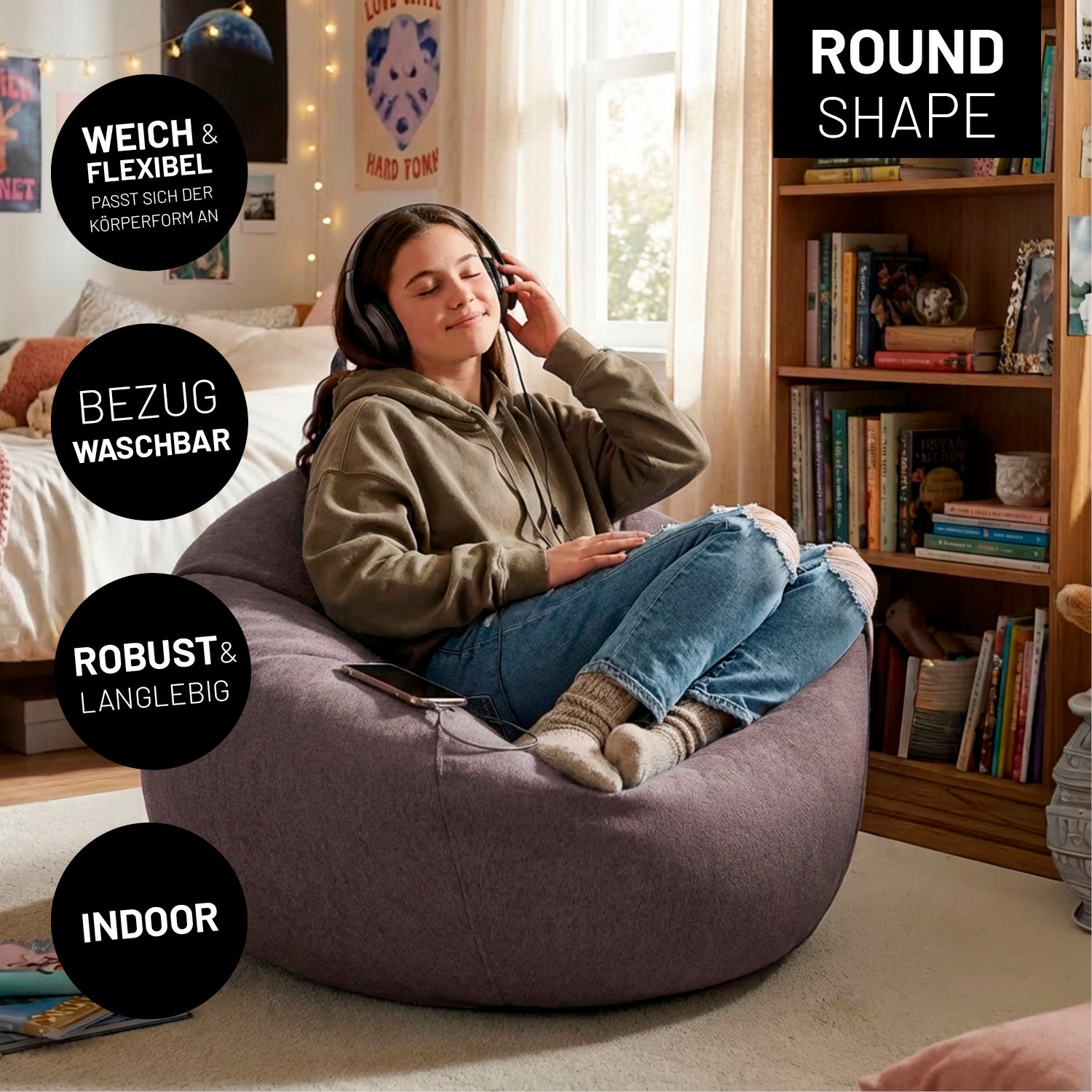 Eine Jugendliche sitzt entspannt auf rundem Indoor-Sitzsack im Zimmer und hört Musik mit Kopfhörern. Icons zu "weich & flexibel", "Bezug waschbar", "Robust & Langlebig" und "Indoor".