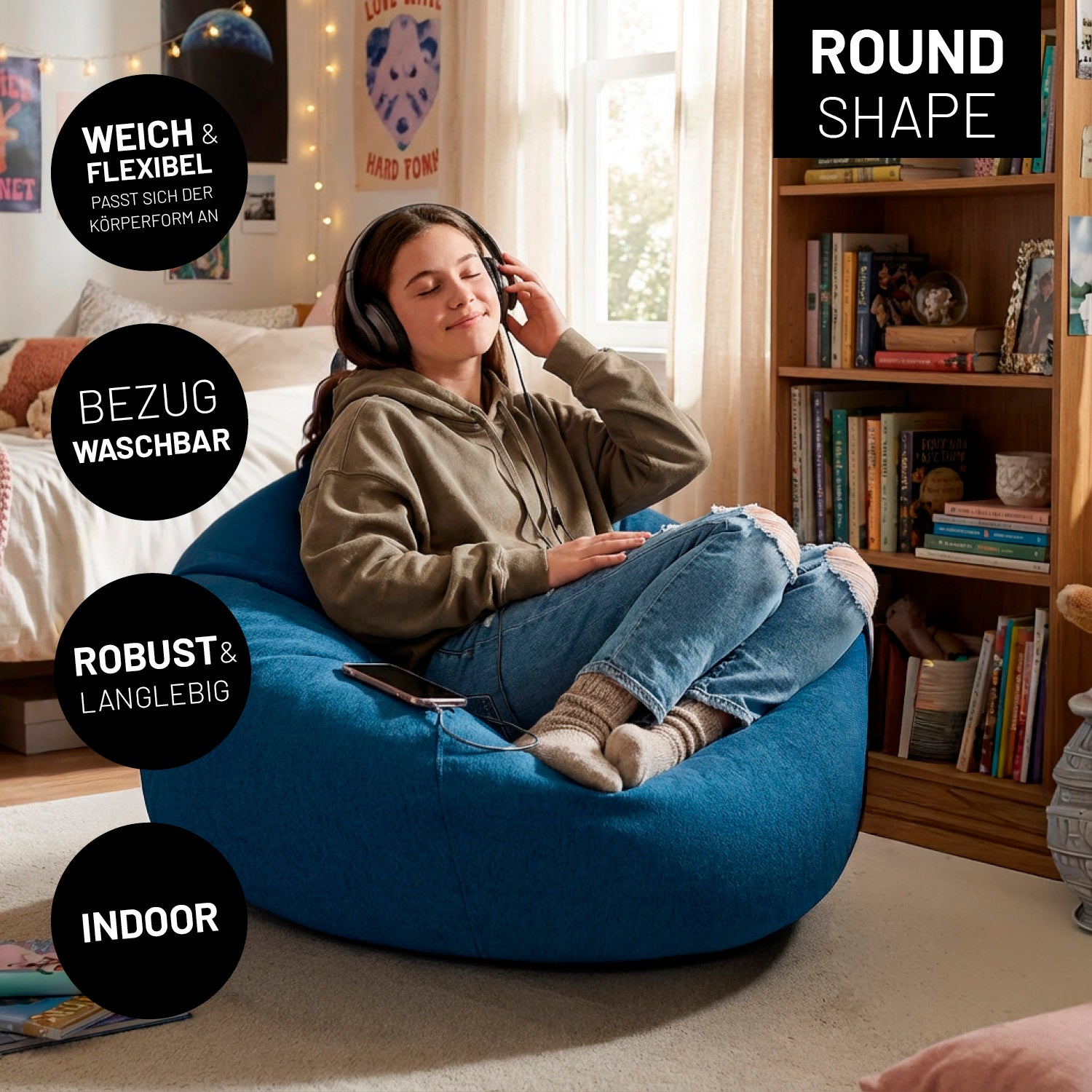 Eine Jugendliche sitzt entspannt auf rundem Indoor-Sitzsack im Zimmer und hört Musik mit Kopfhörern. Icons zu "weich & flexibel", "Bezug waschbar", "Robust & Langlebig" und "Indoor".