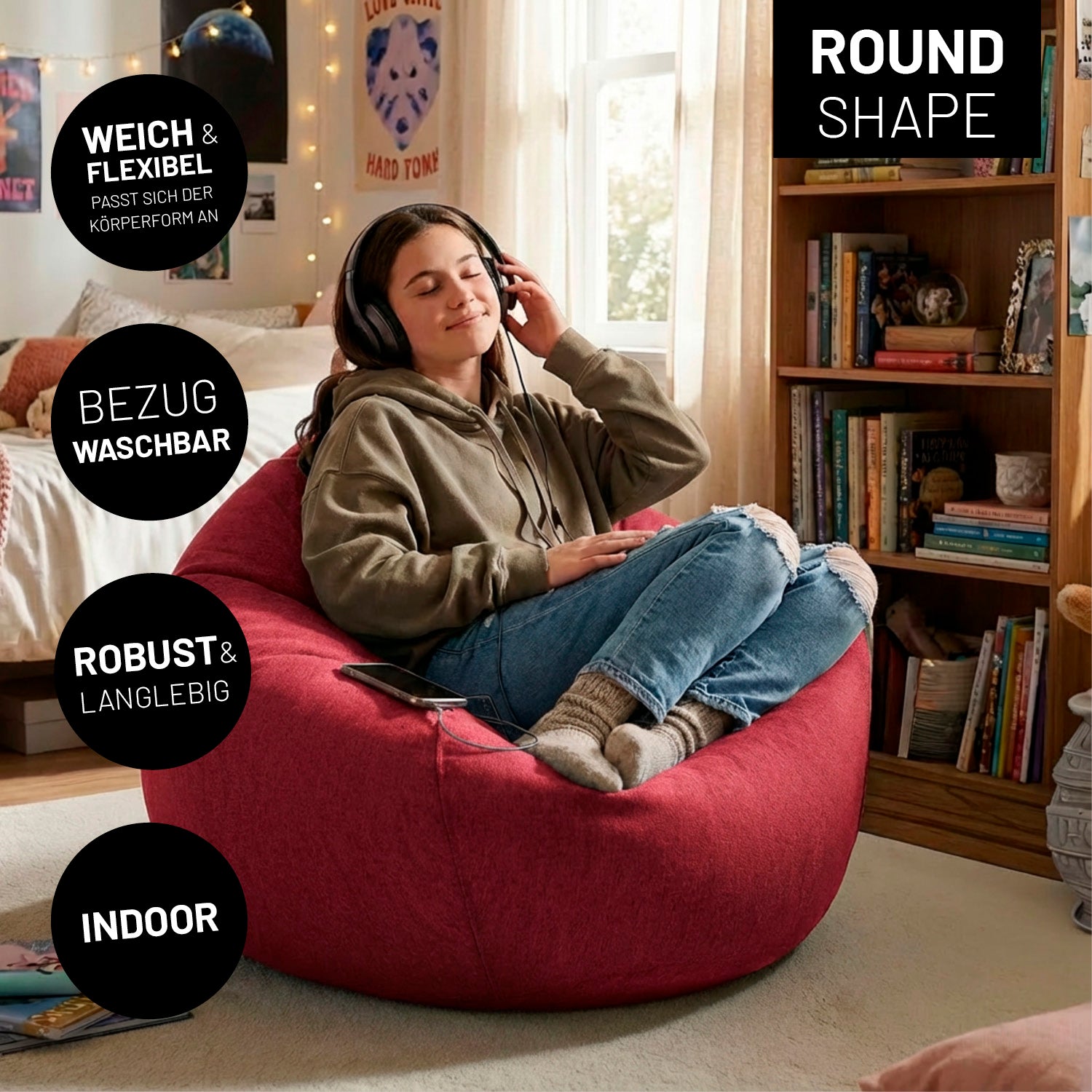 Eine Jugendliche sitzt entspannt auf rundem Indoor-Sitzsack im Zimmer und hört Musik mit Kopfhörern. Icons zu "weich & flexibel", "Bezug waschbar", "Robust & Langlebig" und "Indoor".