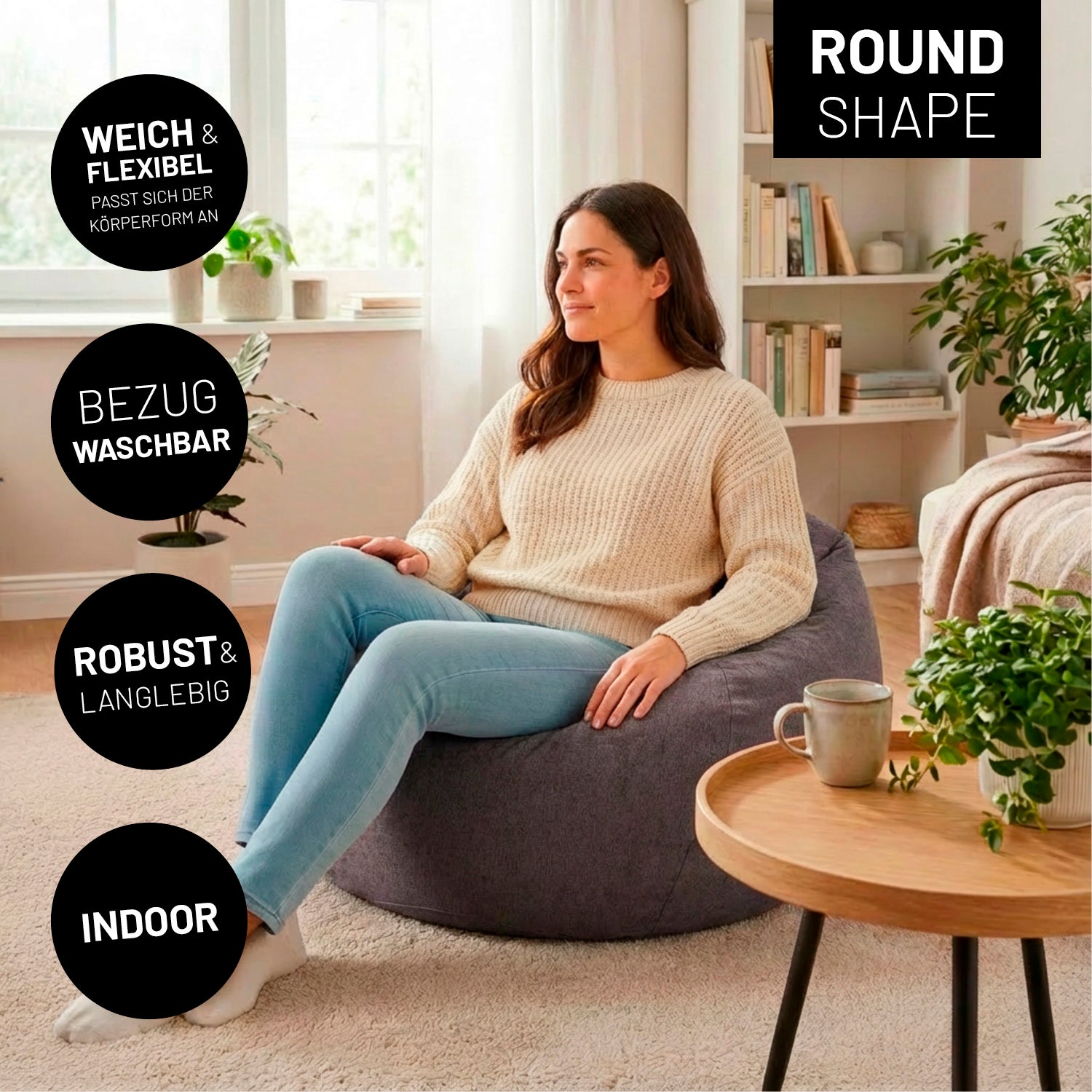 Eine Frau sitzt entspannt auf dem rundem Indoor-Sitzsack aus der Comfort Line im Wohnzimmer. Icons zu "weich & flexibel", "Bezug waschbar", "Robust & Langlebig" und "Indoor".