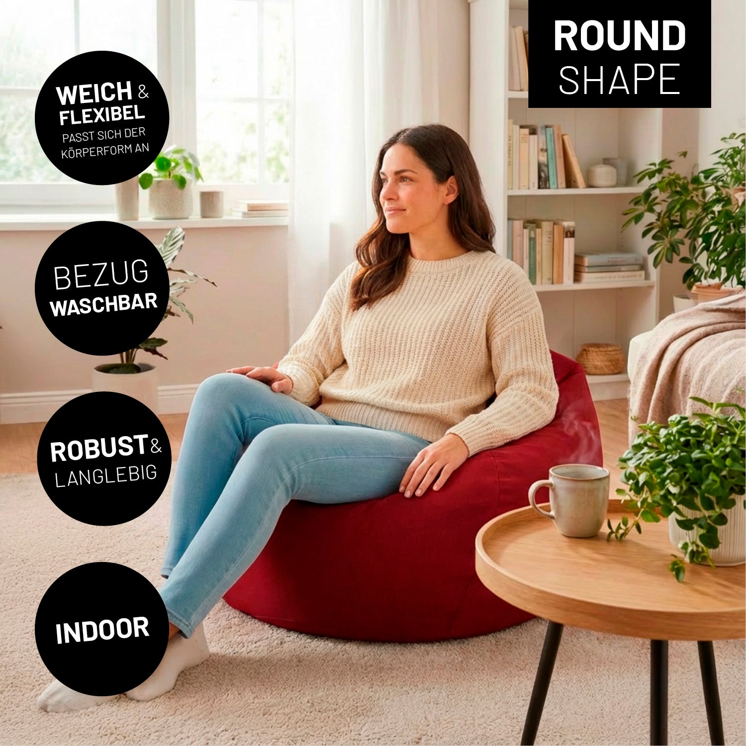 Eine Frau sitzt entspannt auf dem rundem Indoor-Sitzsack aus der Comfort Line im Wohnzimmer. Icons zu "weich & flexibel", "Bezug waschbar", "Robust & Langlebig" und "Indoor".