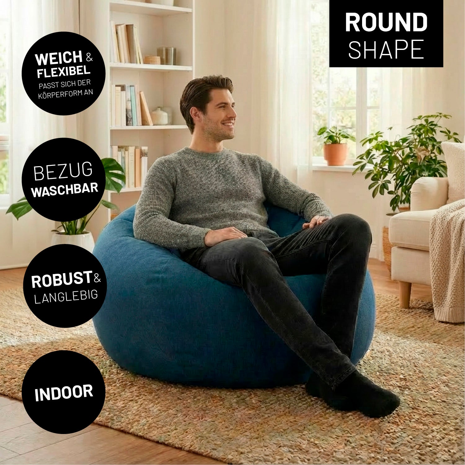Ein Mann sitzt entspannt auf dem rundem Indoor-Sitzsack aus der Comfort Line im Wohnzimmer. Icons zu "weich & flexibel", "Bezug waschbar", "Robust & Langlebig" und "Indoor".