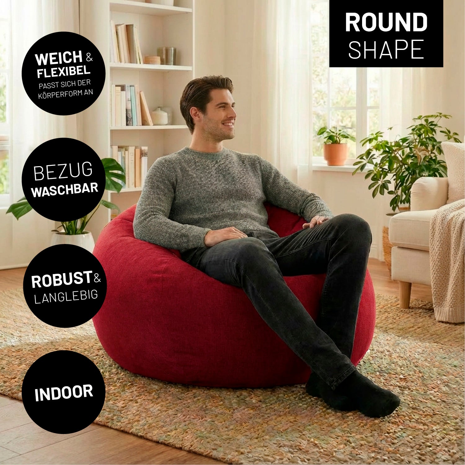 Ein Mann sitzt entspannt aufdem rundem Indoor-Sitzsack aus der Comfort Line im Wohnzimmer. Icons zu "weich & flexibel", "Bezug waschbar", "Robust & Langlebig" und "Indoor".