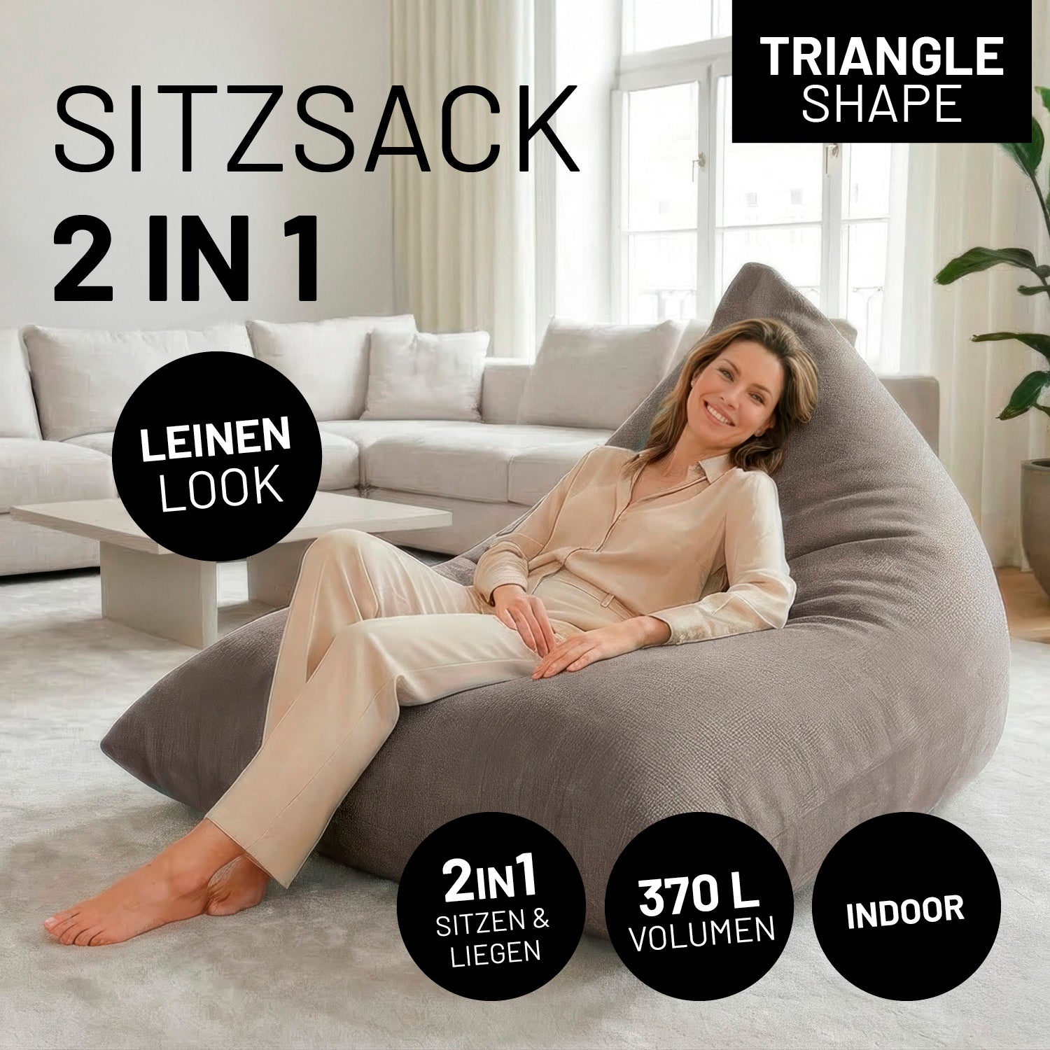 Eine Frau lehnt entspannt auf dem 2-in-1 Sitzsack (Triangle Shape) im Leinen-Look in einem hellen Wohnzimmer. Icons "2in1 - Sitzen & Liegen", "370 L Volumen" und "Indoor".