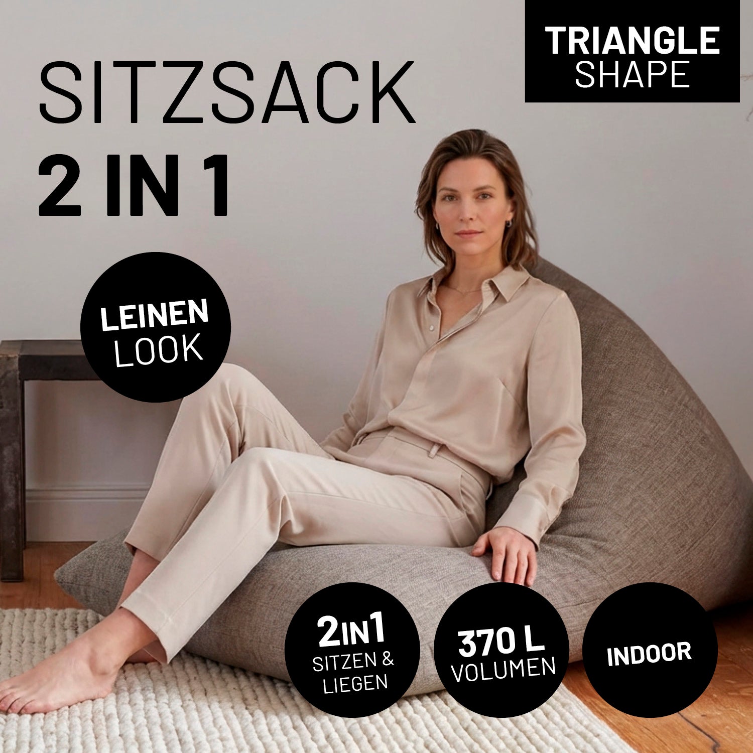 Eine Frau lehnt entspannt auf dem 2-in-1 Sitzsack (Triangle Shape) im Leinen-Look in einem hellen Wohnzimmer. Icons "2in1 - Sitzen & Liegen", "370 L Volumen" und "Indoor".