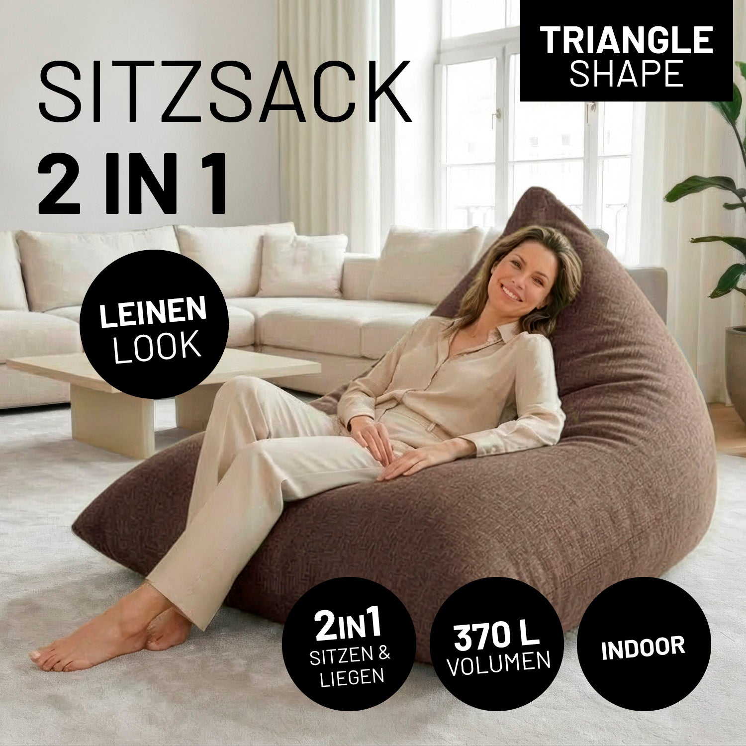 Eine Frau lehnt entspannt auf dem 2-in-1 Sitzsack (Triangle Shape) im Leinen-Look in einem hellen Wohnzimmer. Icons "2in1 - Sitzen & Liegen", "370 L Volumen" und "Indoor".