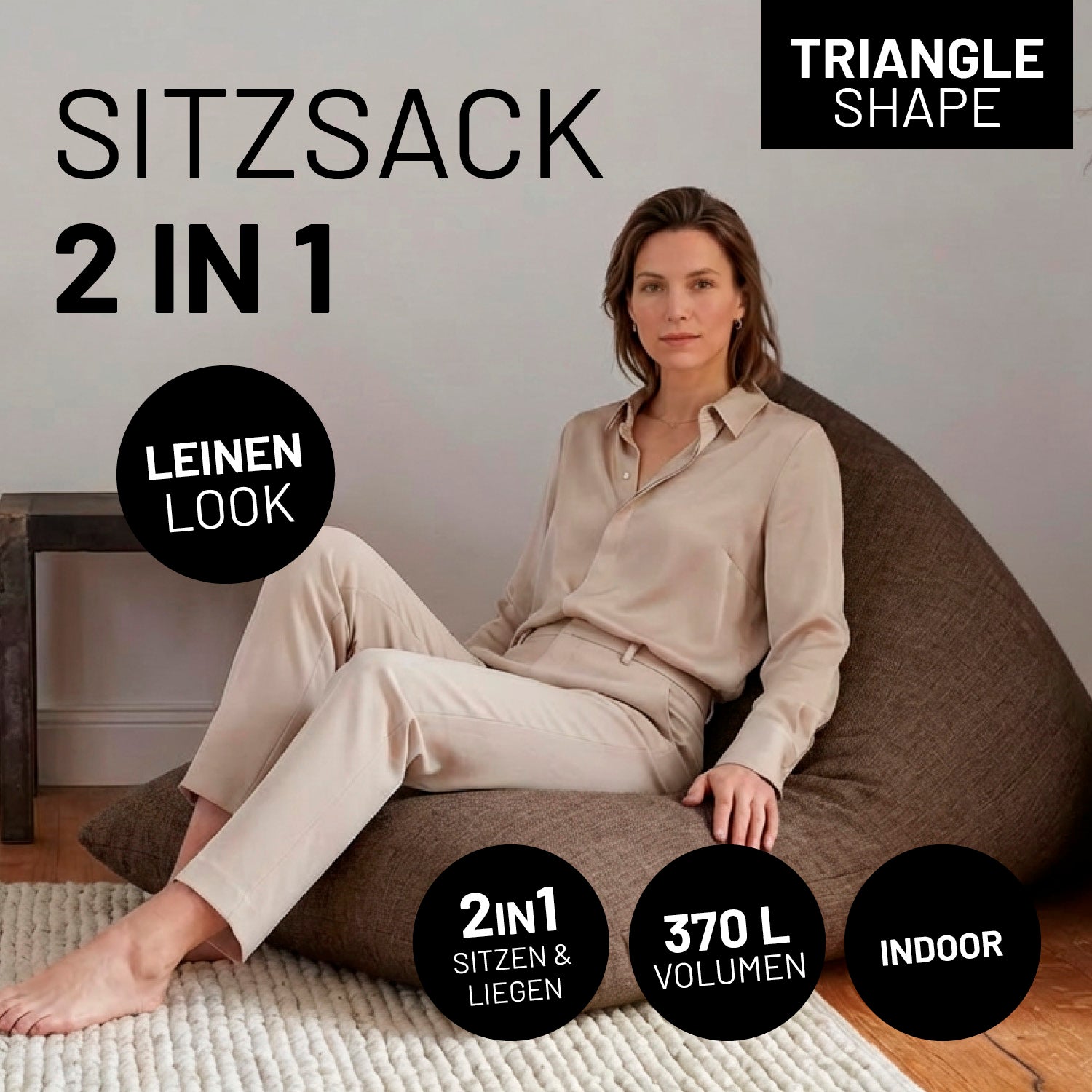 Eine Frau lehnt entspannt auf dem 2-in-1 Sitzsack (Triangle Shape) im Leinen-Look in einem hellen Wohnzimmer. Icons "2in1 - Sitzen & Liegen", "370 L Volumen" und "Indoor".