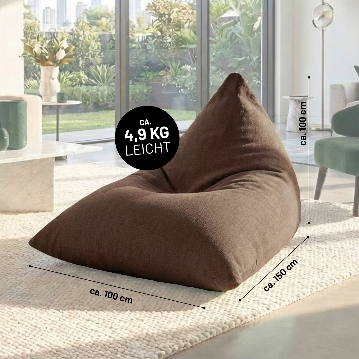 Der Triangle-Sitzsack im Leinen-Look in Braun liegt in einem hellen Wohnzimmer, mit Maßangaben ca. 150×100×100 cm und Gewicht ca. 4,9 kg leicht.