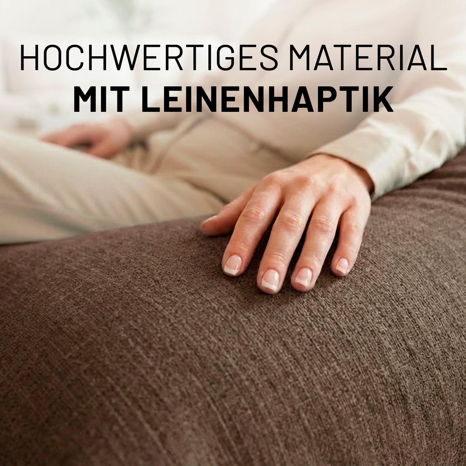 Eine Hand streicht über den braunen Sitzsack-Bezug in Leinenoptik. Die Nahaufnahme zeigt die hochwertige Leinenhaptik.