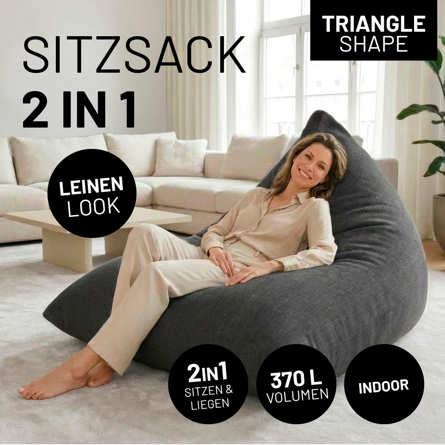 Eine Frau lehnt entspannt auf dem 2-in-1 Sitzsack (Triangle Shape) im Leinen-Look in einem hellen Wohnzimmer. Icons "2in1 - Sitzen & Liegen", "370 L Volumen" und "Indoor".