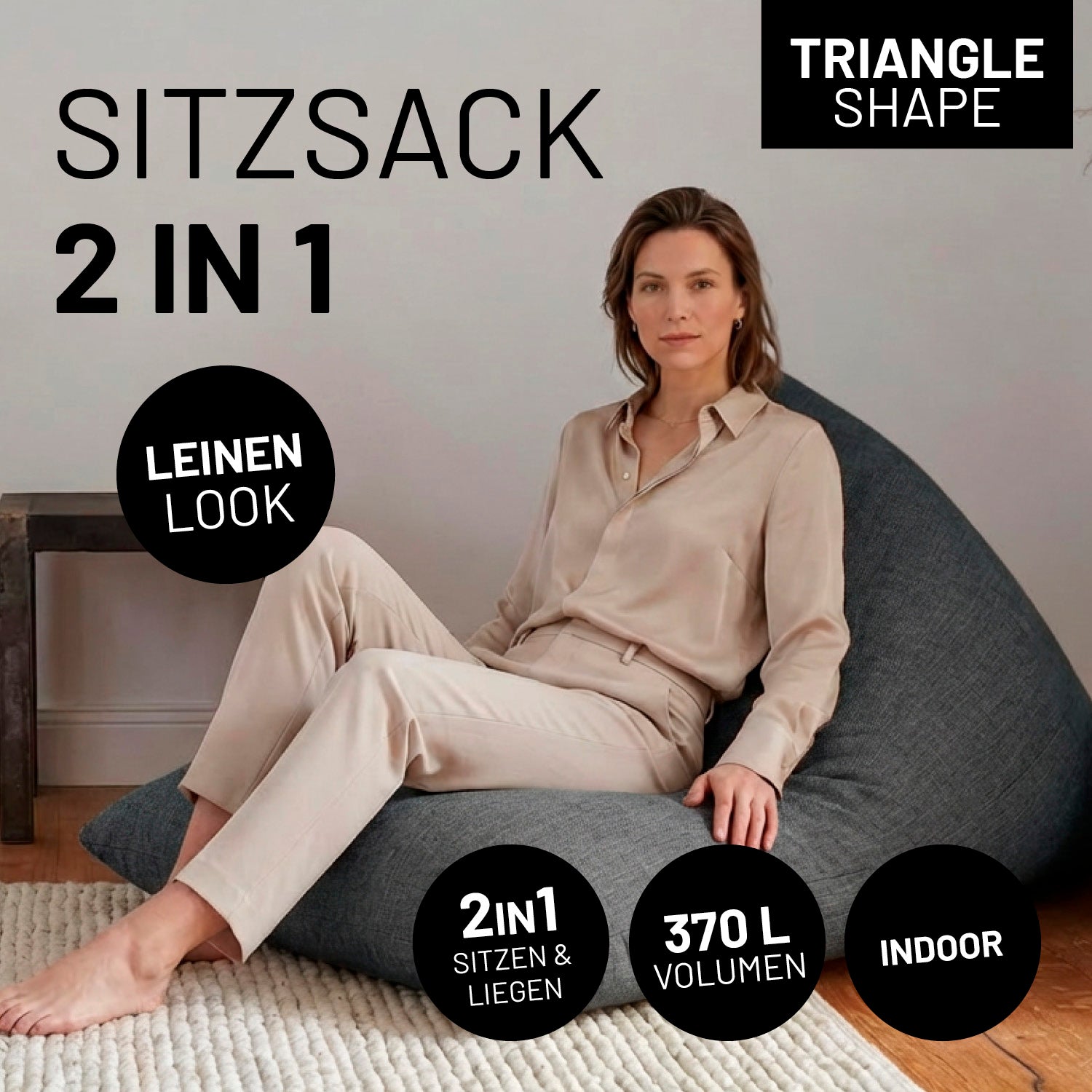 Eine Frau lehnt entspannt auf dem 2-in-1 Sitzsack (Triangle Shape) im Leinen-Look in einem hellen Wohnzimmer. Icons "2in1 - Sitzen & Liegen", "370 L Volumen" und "Indoor".