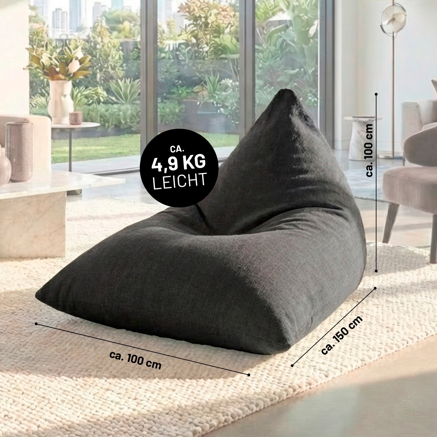Der Triangle-Sitzsack im Leinen-Look in Dunkelgrau liegt in einem hellen Wohnzimmer, mit Maßangaben ca. 150×100×100 cm und Gewicht ca. 4,9 kg leicht.