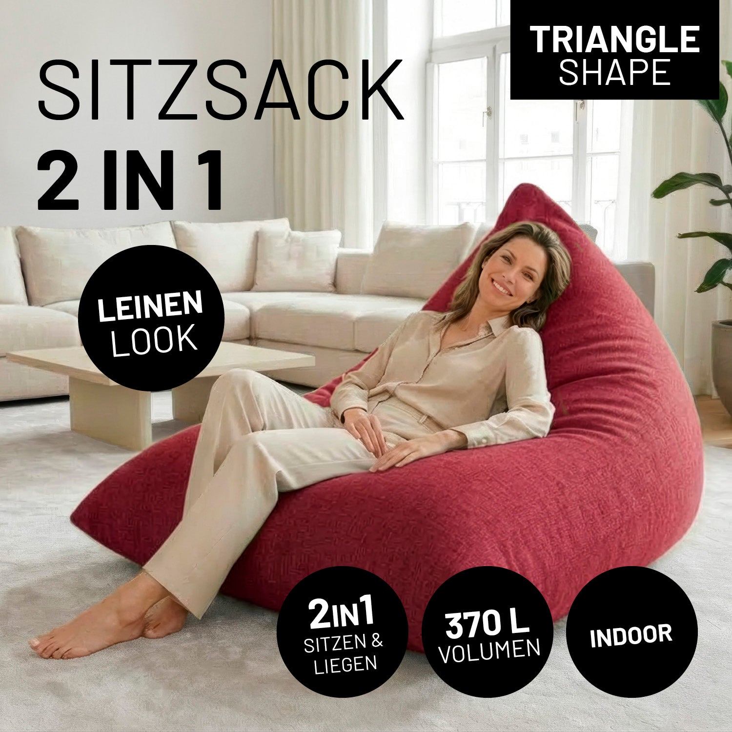 Eine Frau lehnt entspannt auf dem 2-in-1 Sitzsack (Triangle Shape) im Leinen-Look in einem hellen Wohnzimmer. Icons "2in1 - Sitzen & Liegen", "370 L Volumen" und "Indoor".
