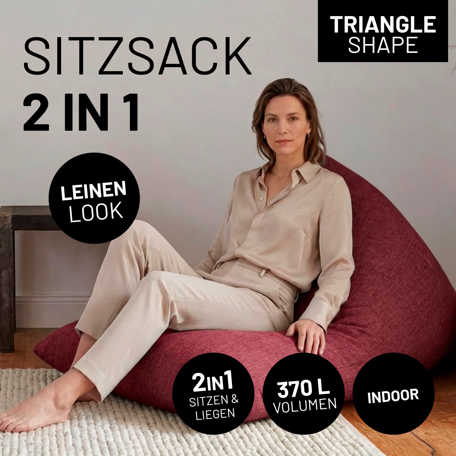 Eine Frau lehnt entspannt auf dem 2-in-1 Sitzsack (Triangle Shape) im Leinen-Look in einem hellen Wohnzimmer. Icons "2in1 - Sitzen & Liegen", "370 L Volumen" und "Indoor".