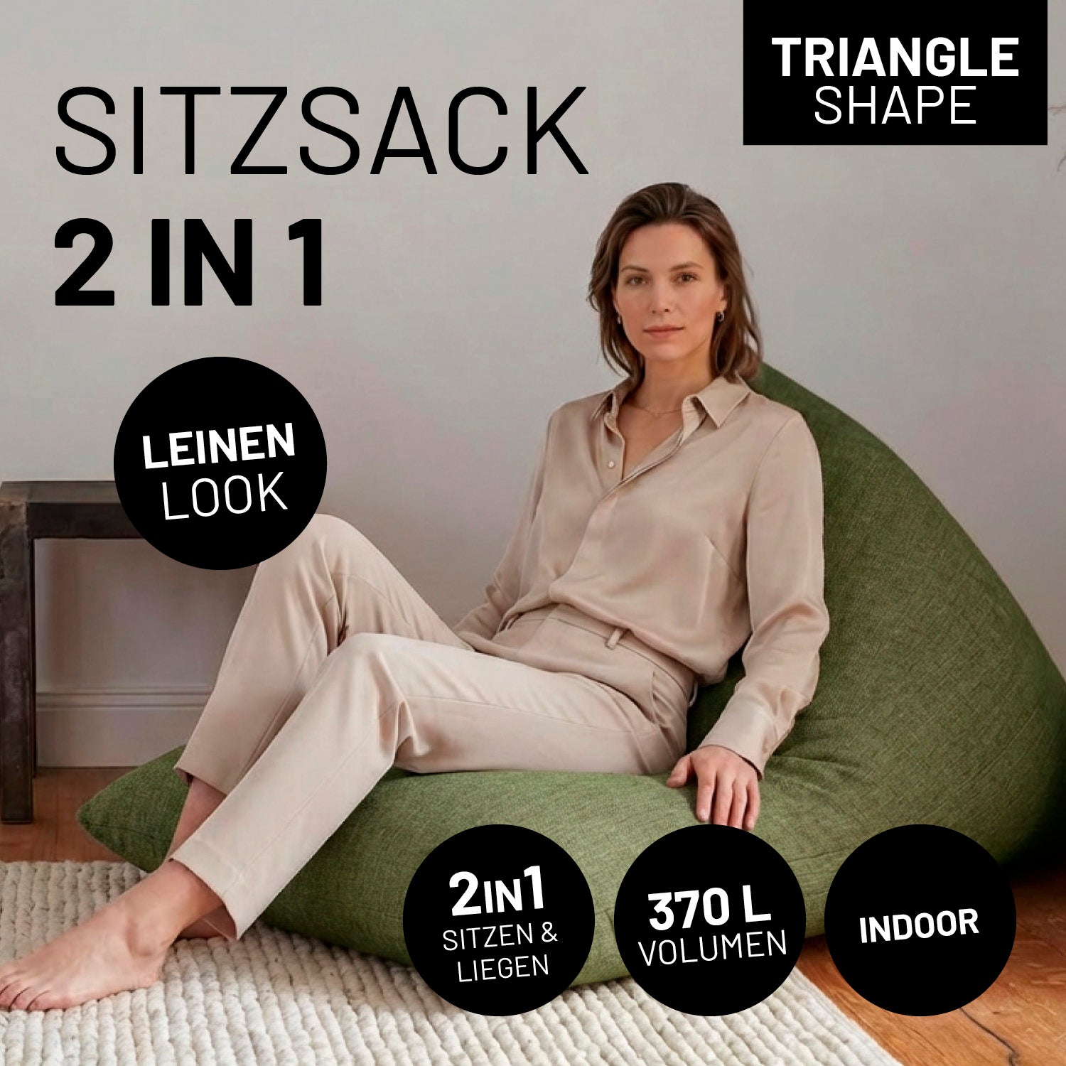 Eine Frau lehnt entspannt auf dem 2-in-1 Sitzsack (Triangle Shape) im Leinen-Look in einem hellen Wohnzimmer. Icons "2in1 - Sitzen & Liegen", "370 L Volumen" und "Indoor".