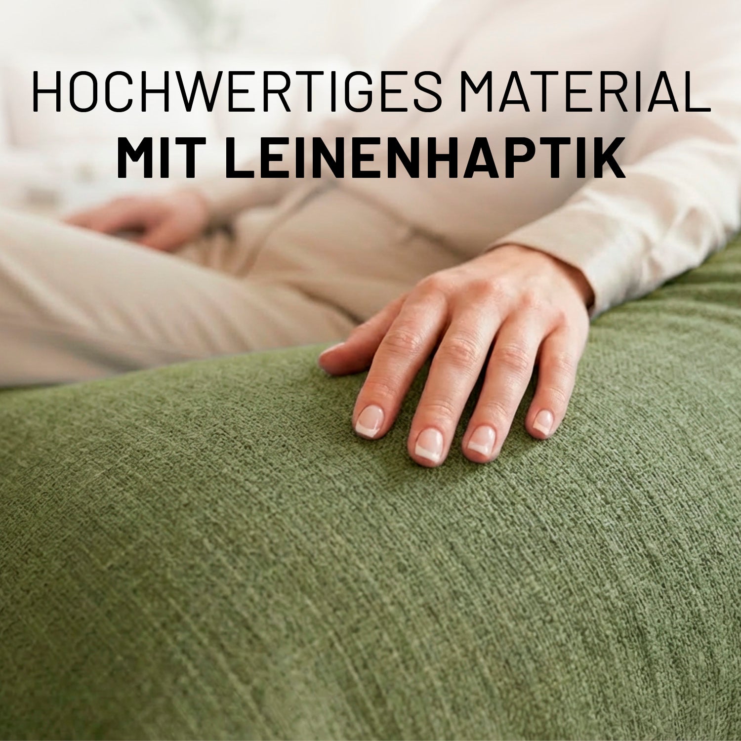 Eine Hand streicht über den grünen Sitzsack-Bezug in Leinenoptik. Die Nahaufnahme zeigt die hochwertige Leinenhaptik.
