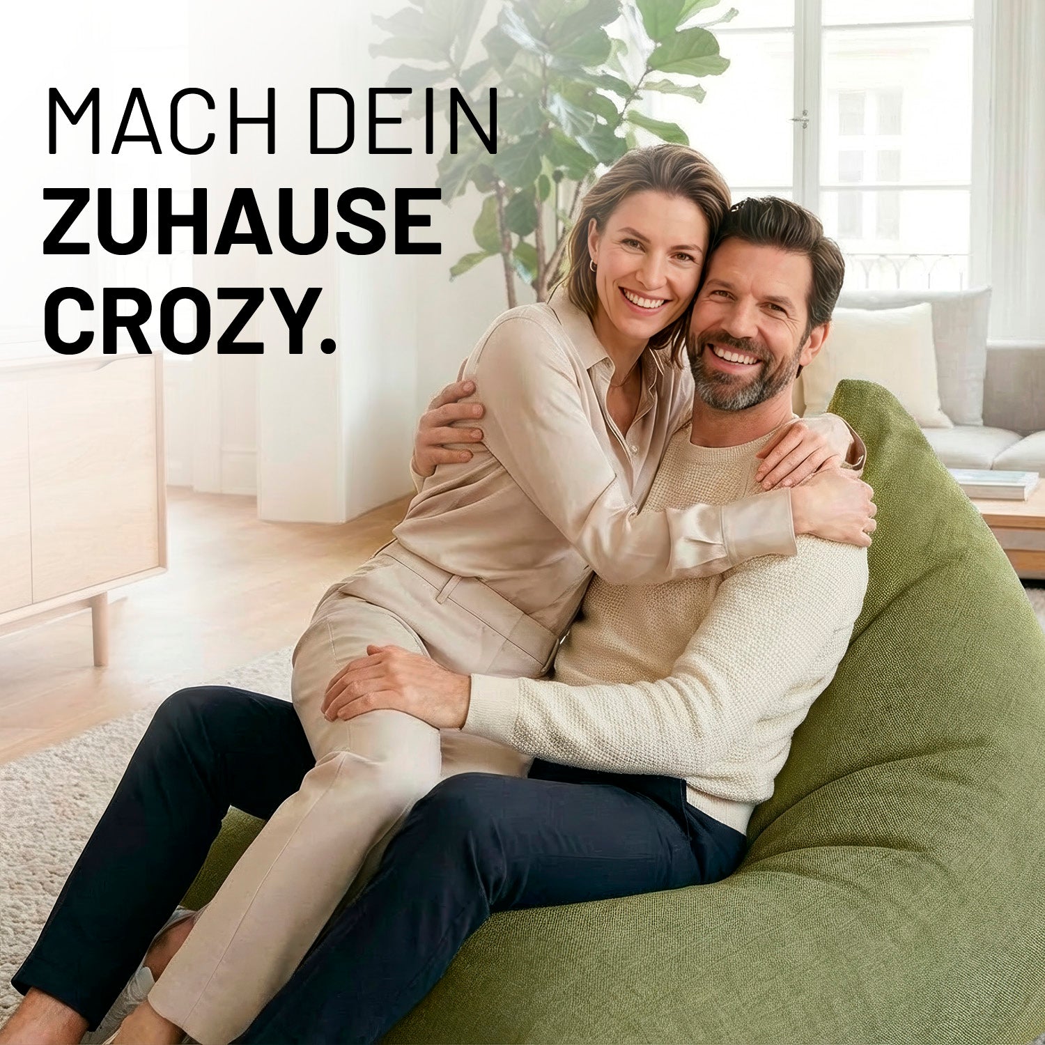 Ein lachendes Paar umarmt sich auf dem Interior Line Sitzsack in Lime im hellen Wohnzimmer; Schriftzug „Mach dein Zuhause crozy.“