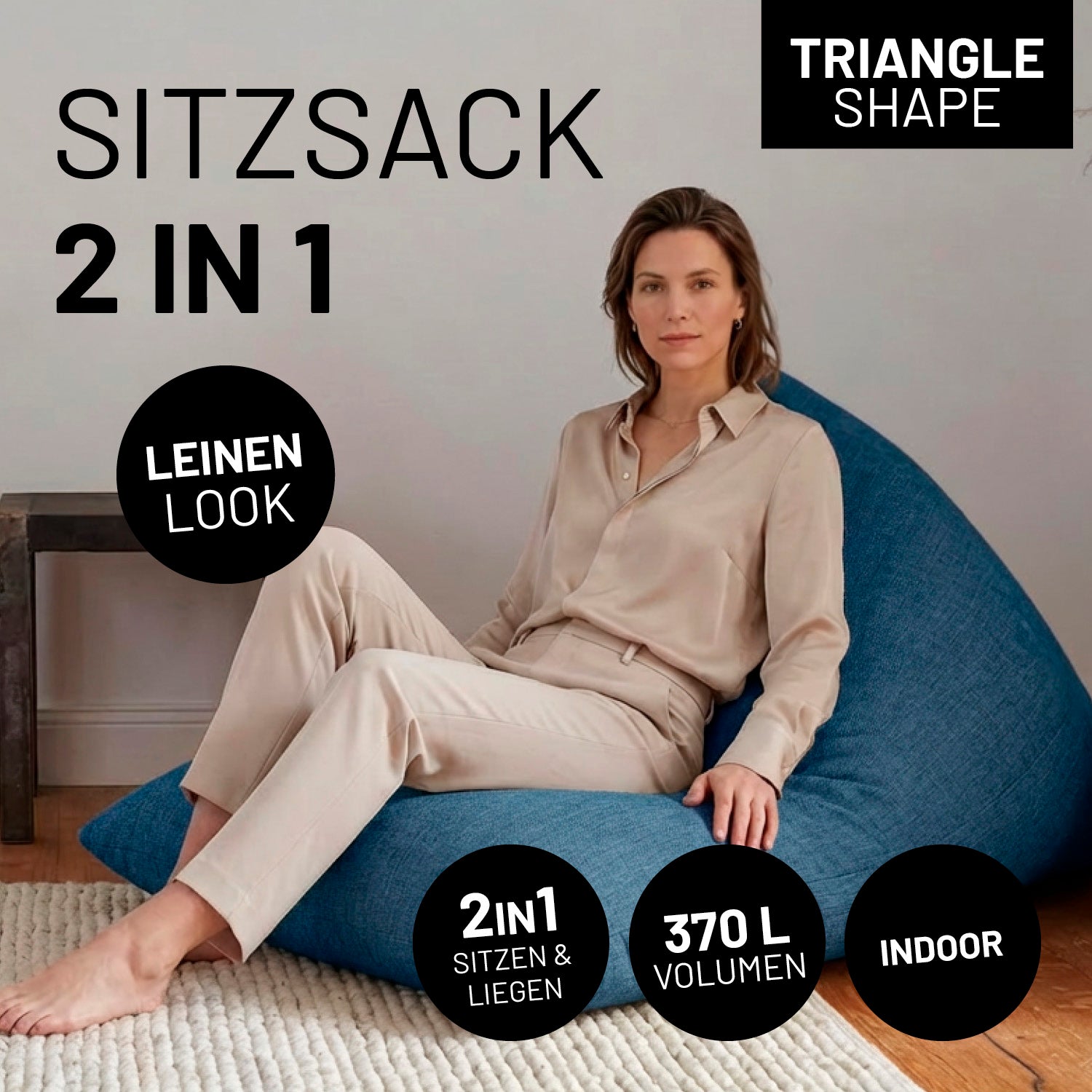 Eine Frau lehnt entspannt auf dem 2-in-1 Sitzsack (Triangle Shape) im Leinen-Look in einem hellen Wohnzimmer. Icons "2in1 - Sitzen & Liegen", "370 L Volumen" und "Indoor".
