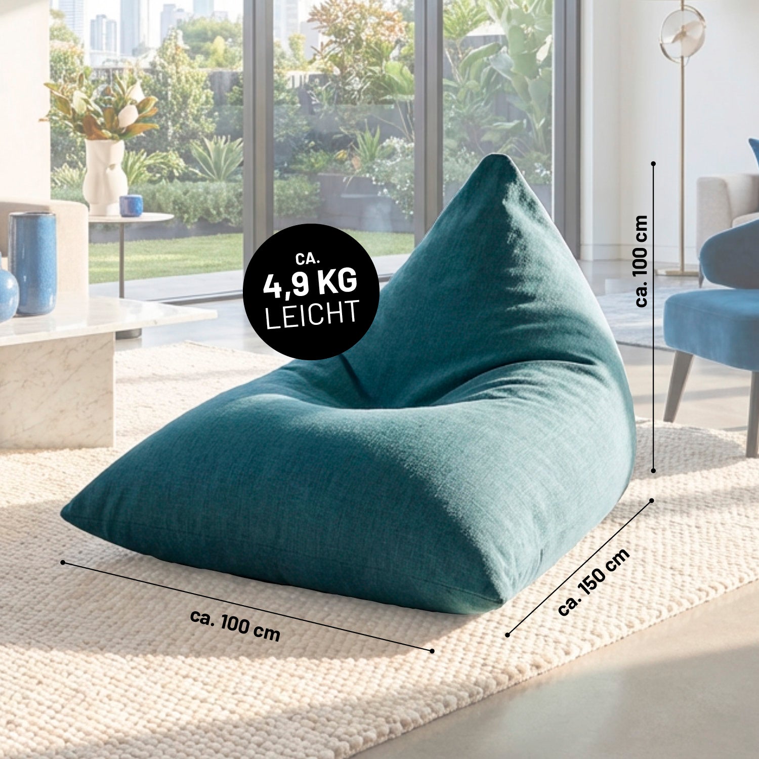 Der Triangle-Sitzsack im Leinen-Look in Aquamarin liegt in einem hellen Wohnzimmer, mit Maßangaben ca. 150×100×100 cm und Gewicht ca. 4,9 kg leicht.