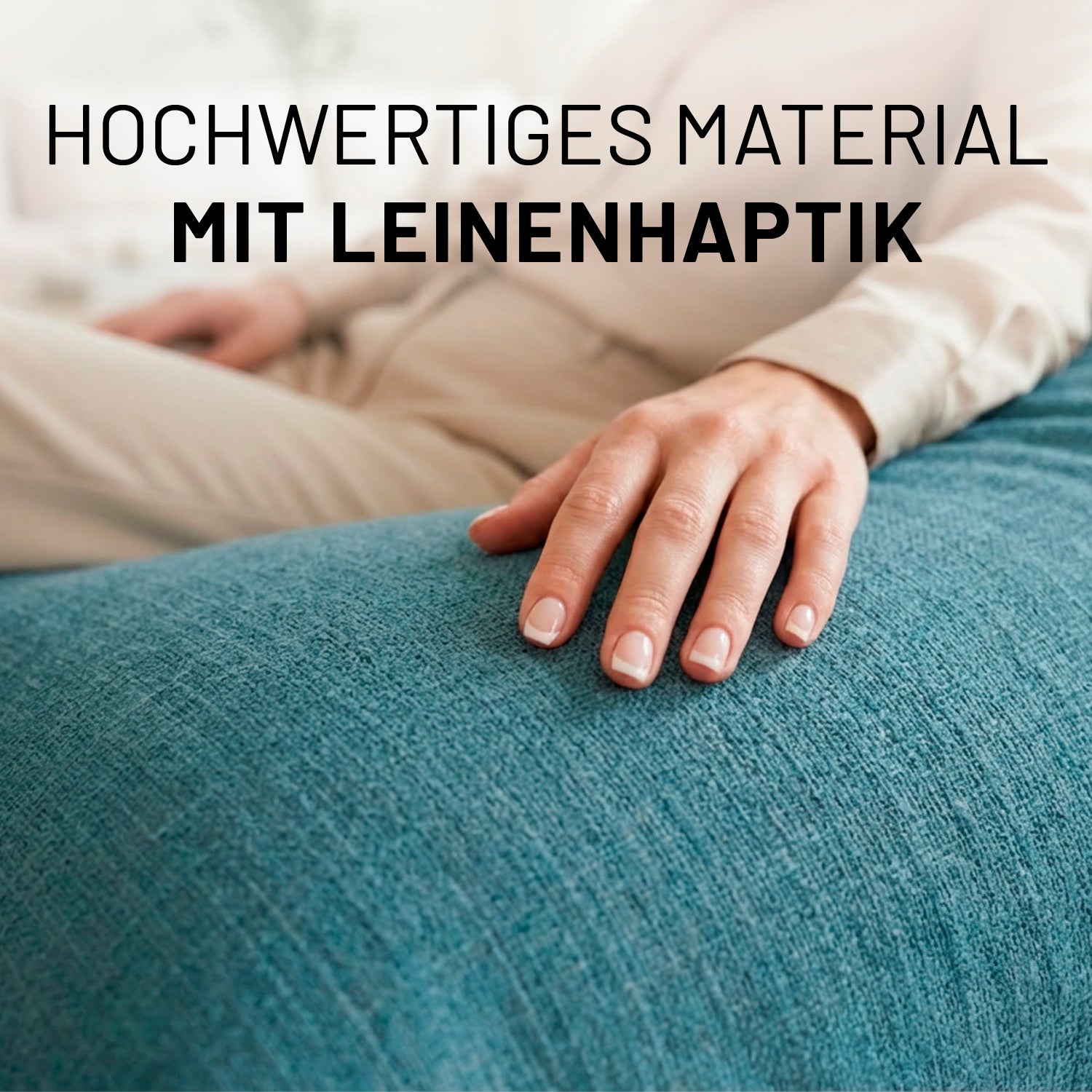 Eine Hand streicht über den aquamarinen Sitzsack-Bezug in Leinenoptik. Die Nahaufnahme zeigt die hochwertige Leinenhaptik.