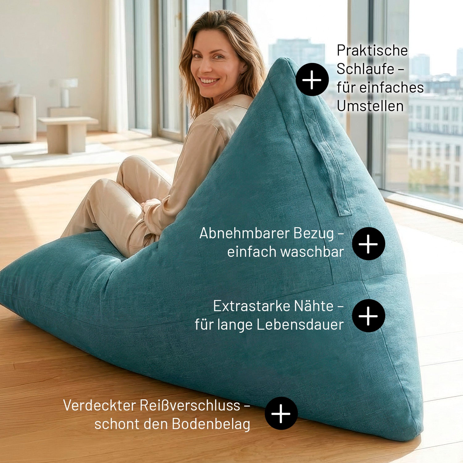 Eine Frau sitzt auf dem aquamarinen Sitzsack in Dreiecksform. Infos zu "Mit Schlaufe", "Extrastarke Nähte", "Verdeckter Reißverschluss" und "Abnehmbarer & Waschbarer Bezug".