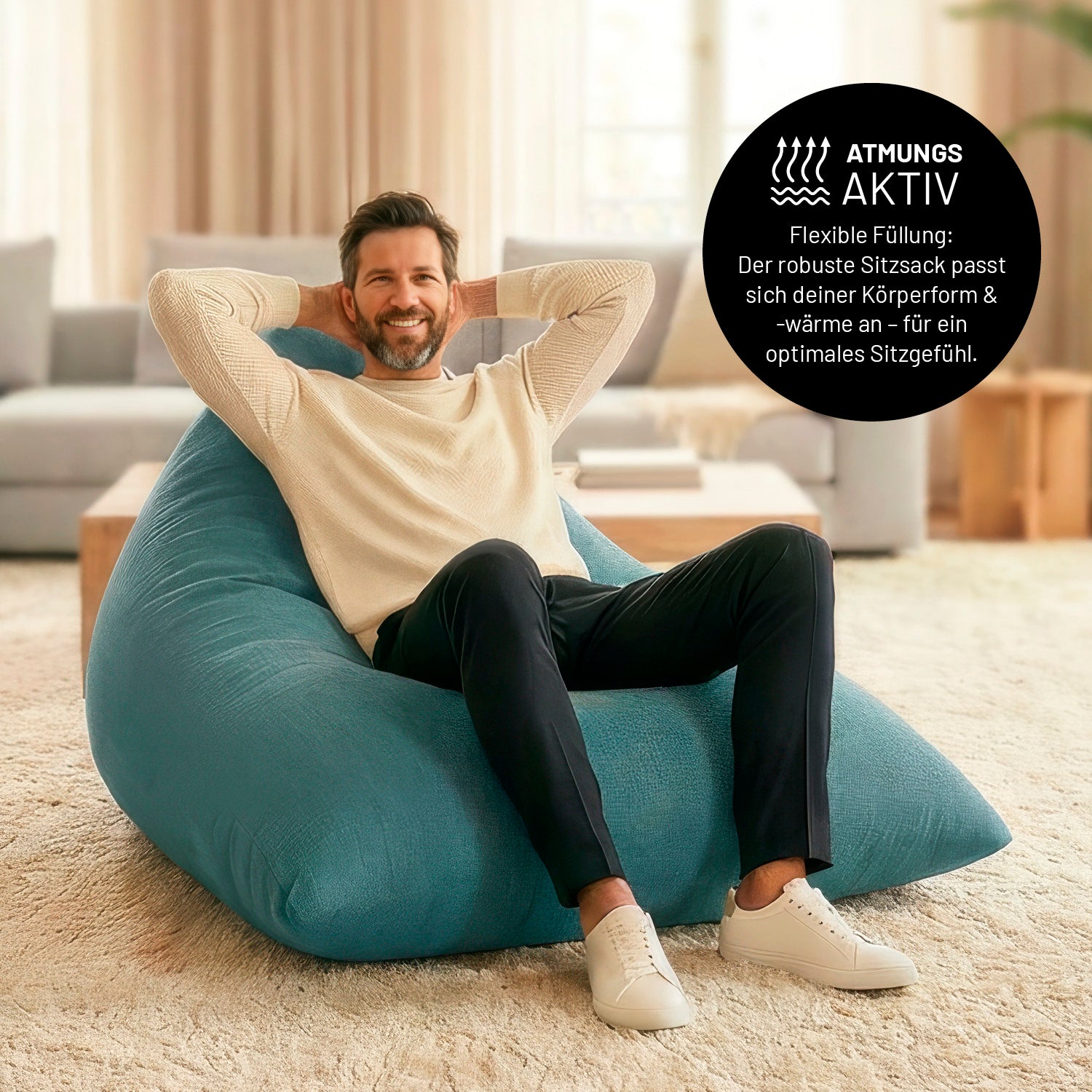 Ein Mann lehnt entspannt auf dem Sitzsack in Aquamarin in einem Wohnzimmer. Icon zu „atmungsaktiv“ und "flexible Füllung, die sich der Körperform und Wärme anpasst".