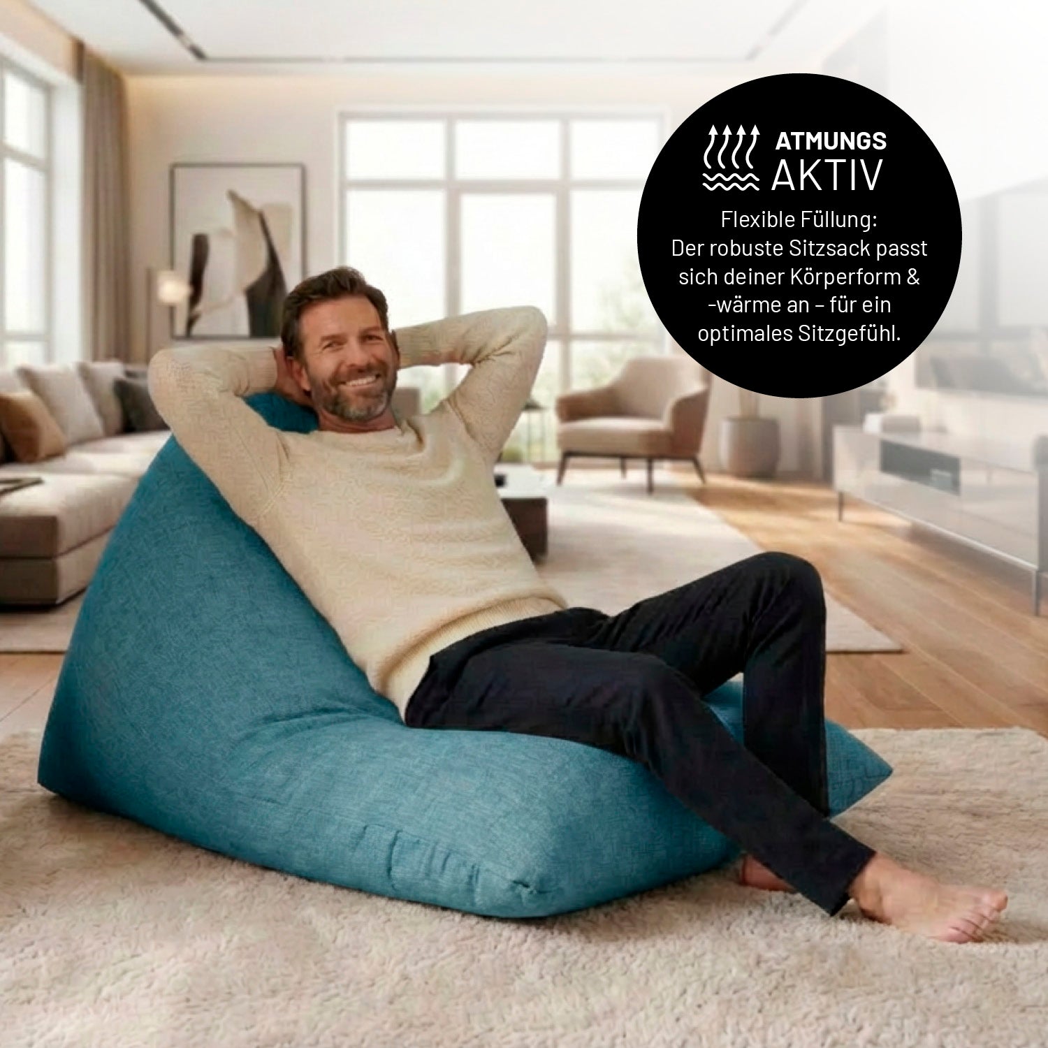 Ein Mann lehnt entspannt auf dem Sitzsack in Aquamarin in einem Wohnzimmer. Icon zu „atmungsaktiv“ und "flexible Füllung, die sich der Körperform und Wärme anpasst".