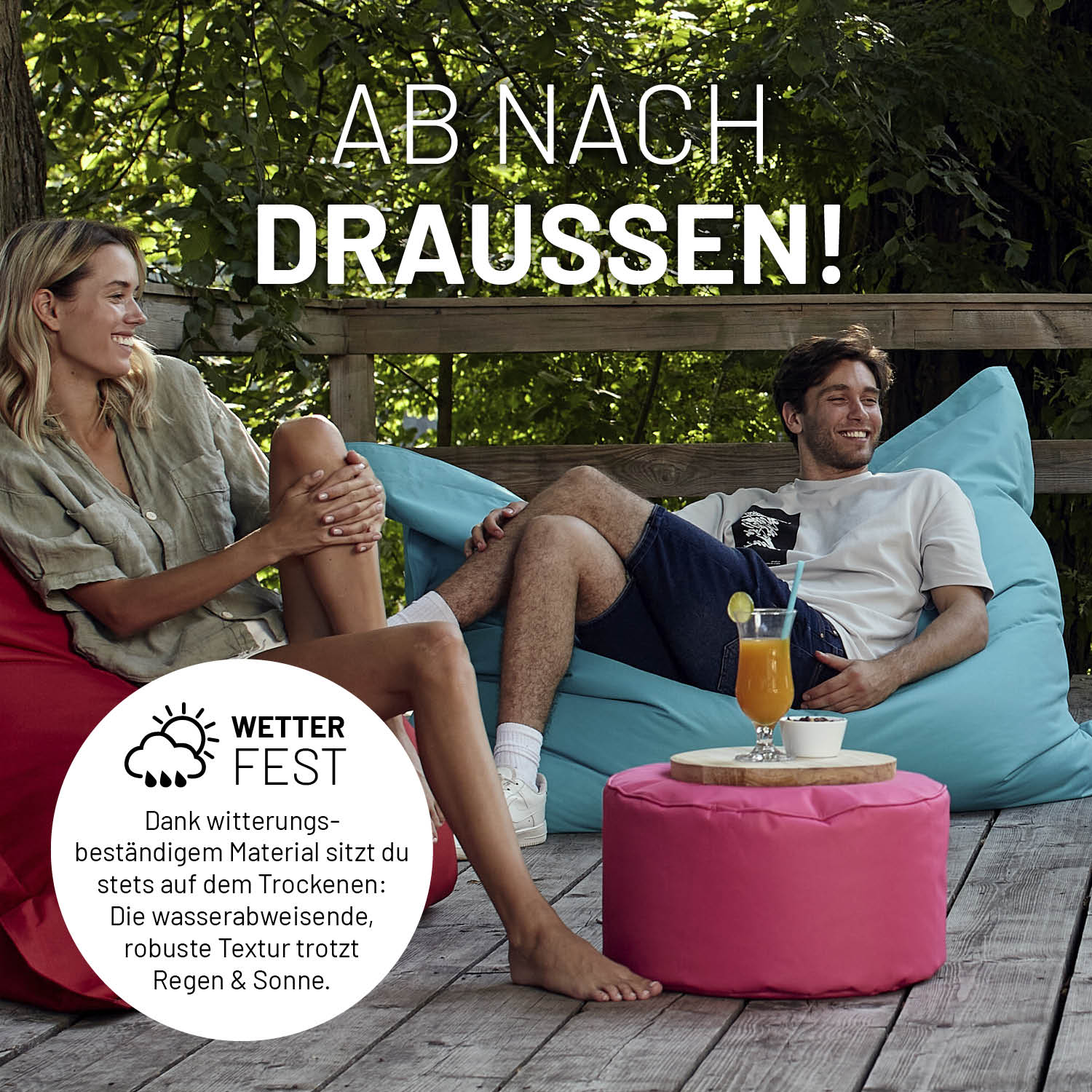Eine Frau und Mann sitzen auf XXL Sitzsäcken, vor ihnen ein Pouf als Ablage - "Wetterfest" und "Witterungsbeständiges Material."