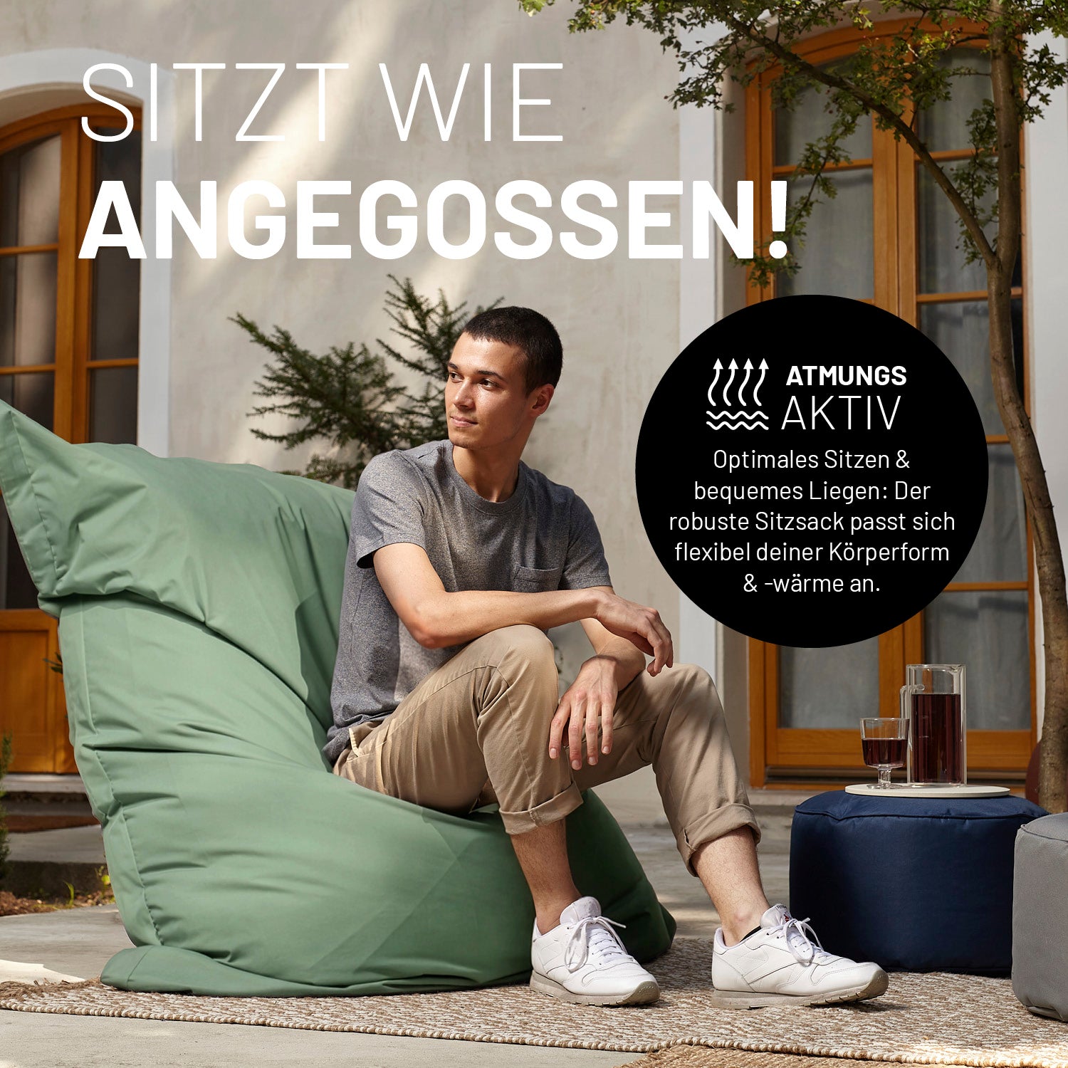 Ein Mann sitzt auf dem XXL Sitzsack auf einer Terrasse. Icon "Atmungsaktiv" und "Passt sich Körperform und -wärme an".