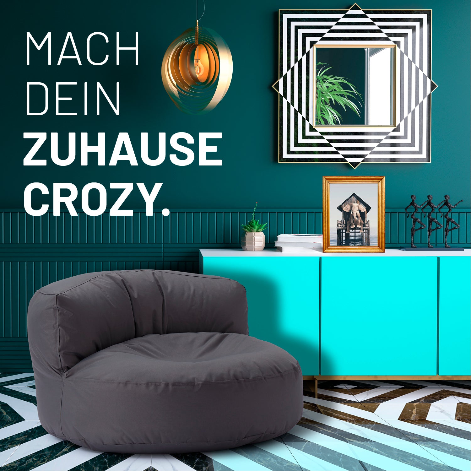 Modernes, buntes Wohnzimmer mit anthrazitfarbenden Sitzsack-Sofa, farbiger Kommode und Text: „Mach dein Zuhause crozy.“