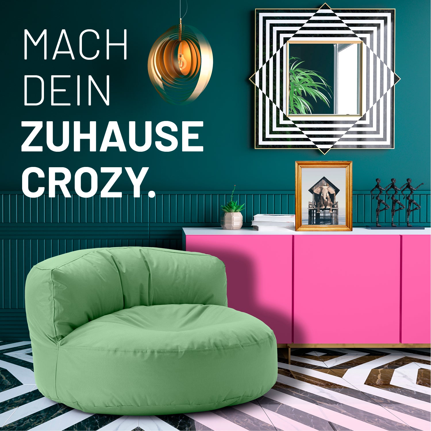 Modernes, buntes Wohnzimmer mit pastellgrünen Sitzsack-Sofa, farbiger Kommode und Text: „Mach dein Zuhause crozy.“