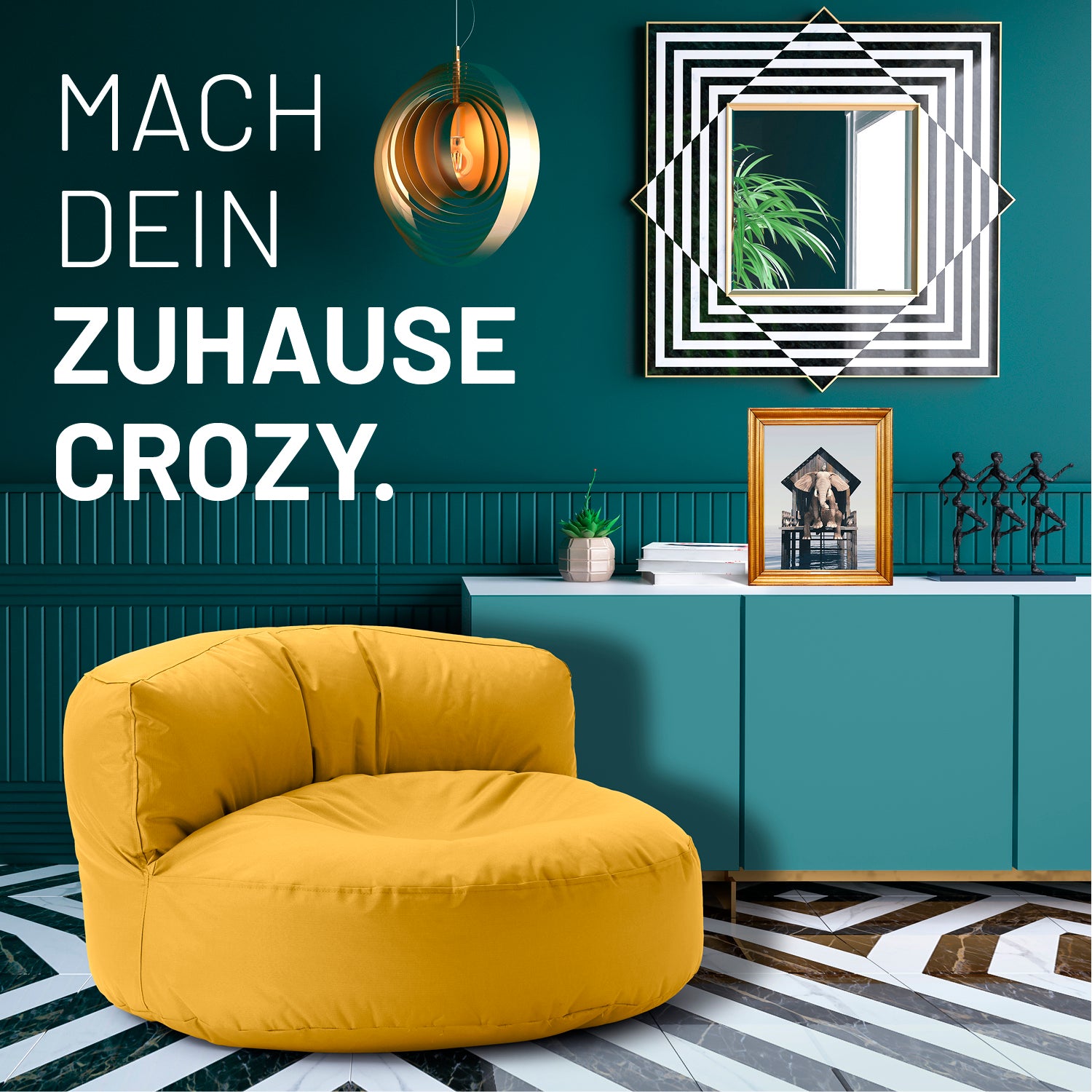 Modernes, buntes Wohnzimmer mit senfgelben Sitzsack-Sofa, farbiger Kommode und Text: „Mach dein Zuhause crozy.“