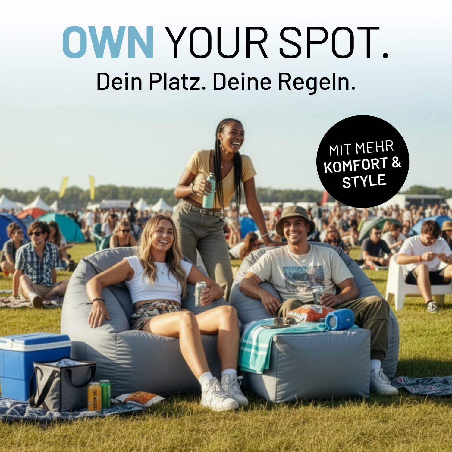 Drei Freunde sitzen lachend auf dem LUMALANC Crozy Air Sessel, der Hocker als Tisch, bei einem Festival. Icon zu "Mit mehr Komfort & Style".