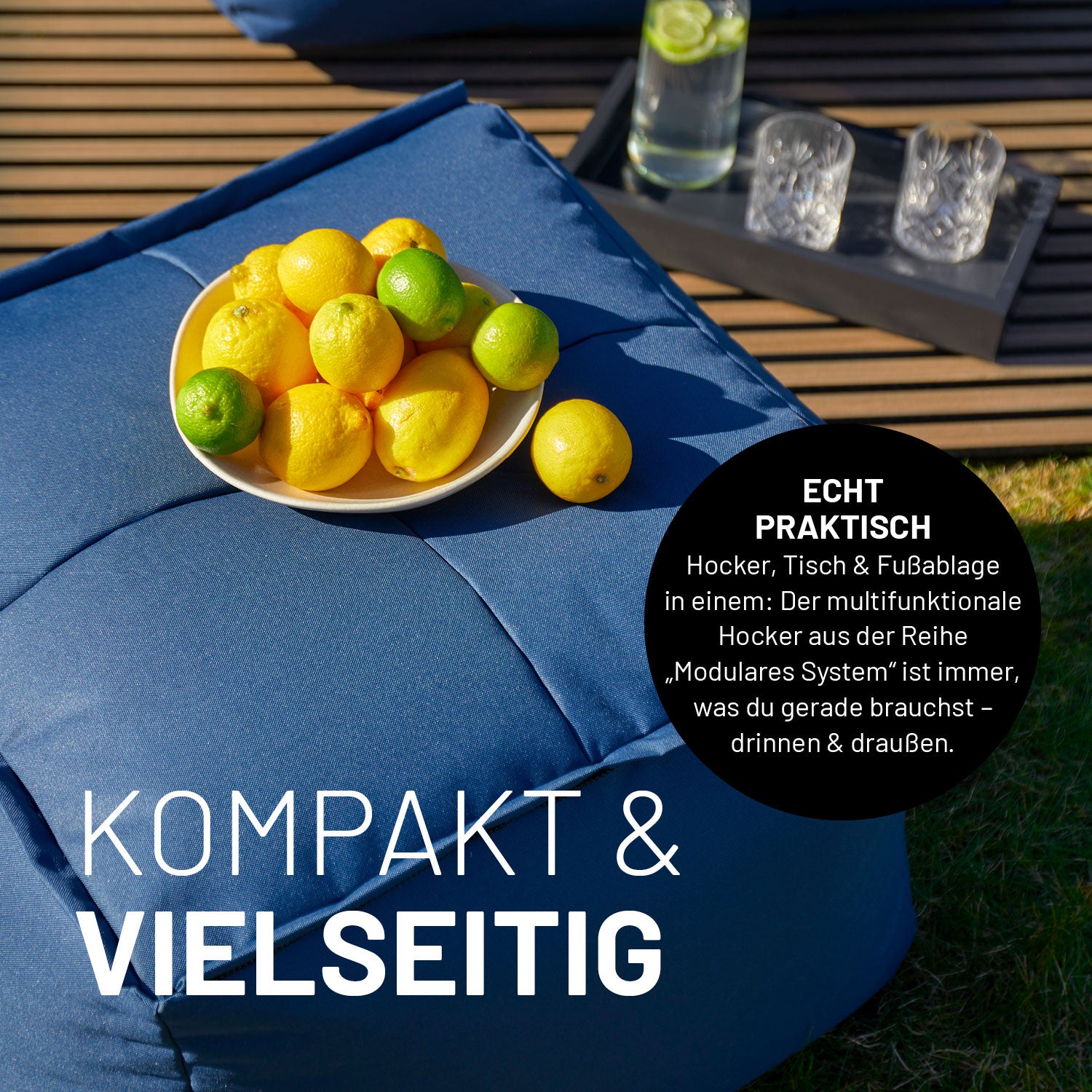 Vielseitiger navyblauer Hocker für drinnen & draußen nutzbar als Tisch, Fußablage oder Hocker mit abgestellten Obst.