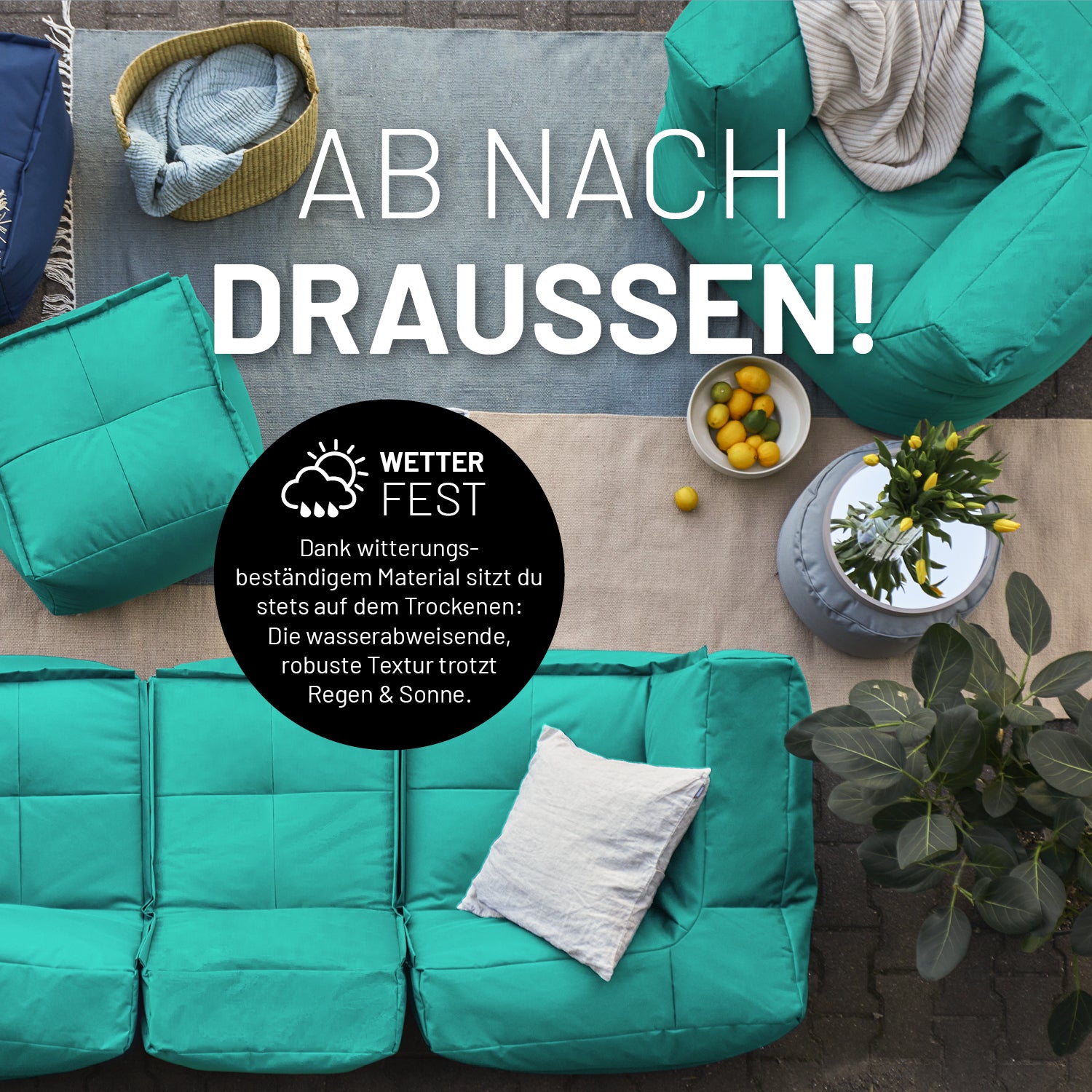 Kombinierte Outdoor Sitzmöbel in Türkis und Navyblau auf einer Terrasse mit Icon "Wasserabweisend und Witterungsbeständig".