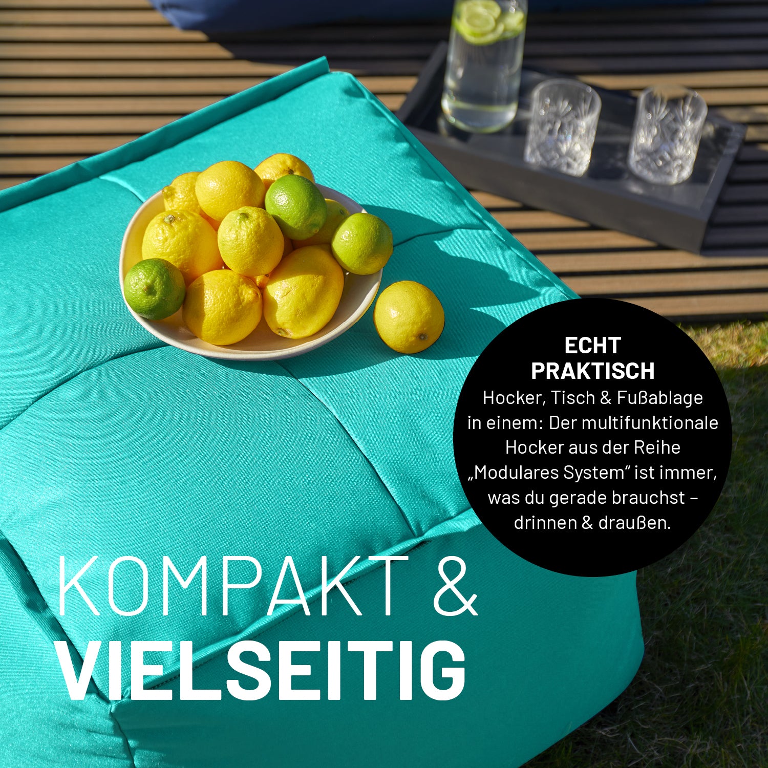 Vielseitiger türkiser Hocker für drinnen & draußen nutzbar als Tisch, Fußablage oder Hocker mit abgestellten Obst.