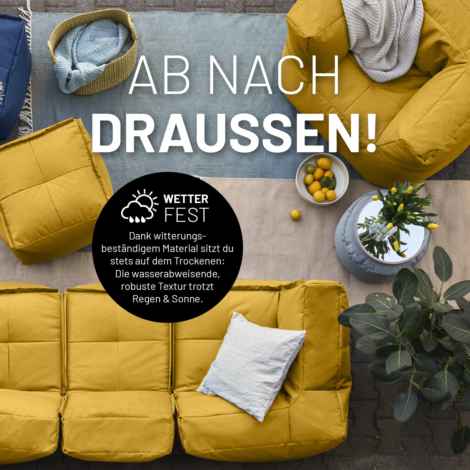 Kombinierte Outdoor Sitzmöbel in Senfgelb und Navyblau auf einer Terrasse mit Icon "Wasserabweisend und Witterungsbeständig".