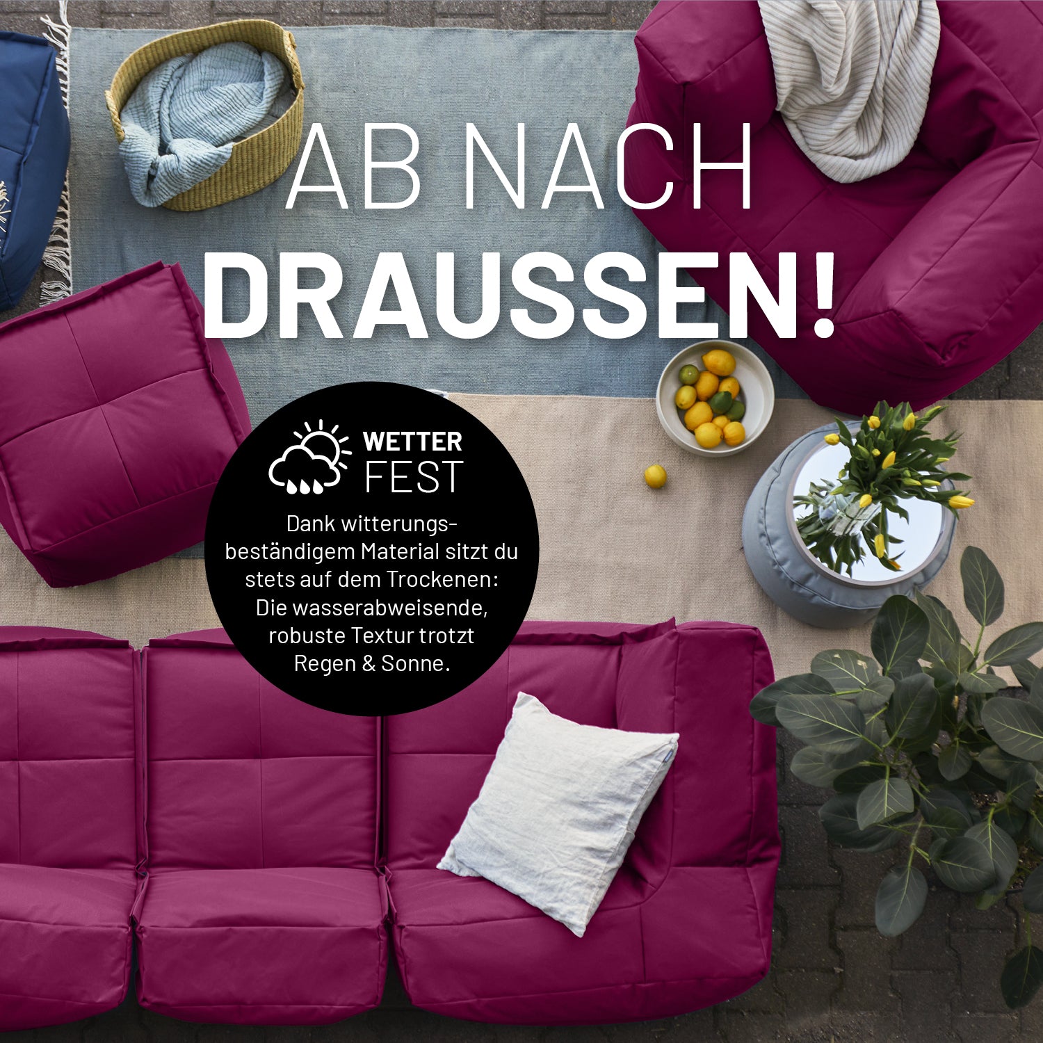 Kombinierte Outdoor Sitzmöbel in Weinrot und Navyblau auf einer Terrasse mit Icon "Wasserabweisend und Witterungsbeständig".