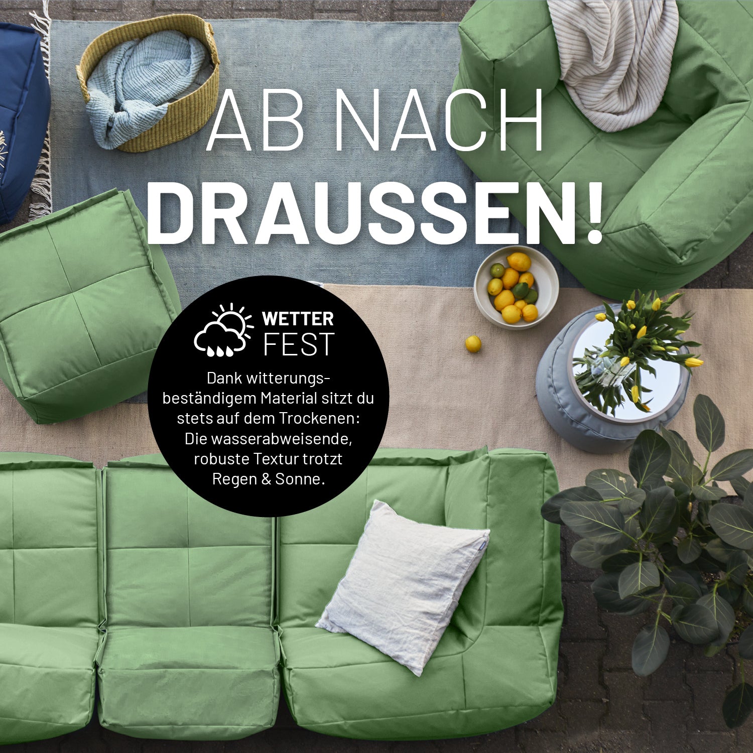 Kombinierte Outdoor Sitzmöbel in Pastellgrün und Navyblau auf einer Terrasse mit Icon "Wasserabweisend und Witterungsbeständig".